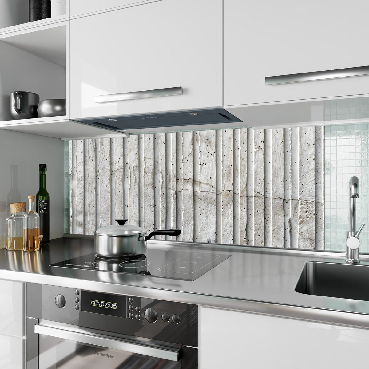Küchenrückwand aus Glas Geriffelter Beton im Hochformat als Spritzschutz hinter dem Kochfeld, über dem Fliesenspiegel montiert