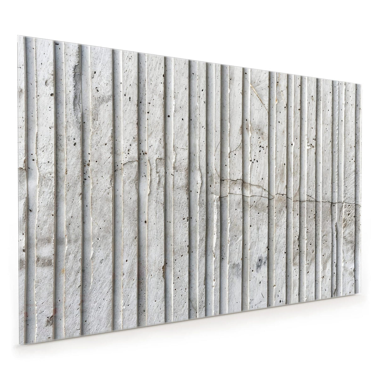 Küchenrückwand aus Glas im Hochformat mit Motiv Geriffelter Beton: Hellgraue Steinplatte mit senkrechten Rillen, porös und fein geadert