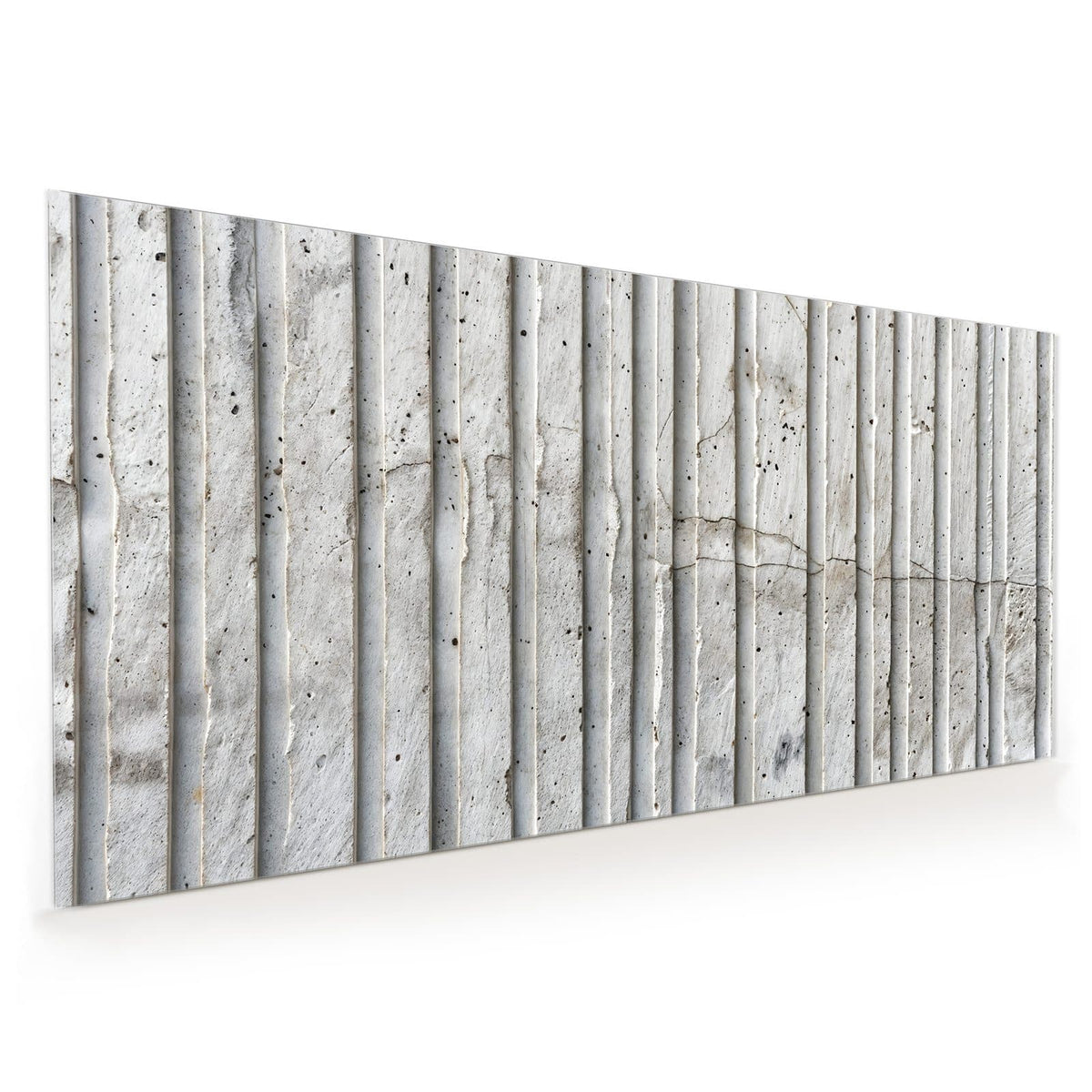 Küchenrückwand aus Glas im Hochformat mit Motiv Geriffelter Beton: Hellgraue Steinplatte mit senkrechten Rillen, porös und fein geadert