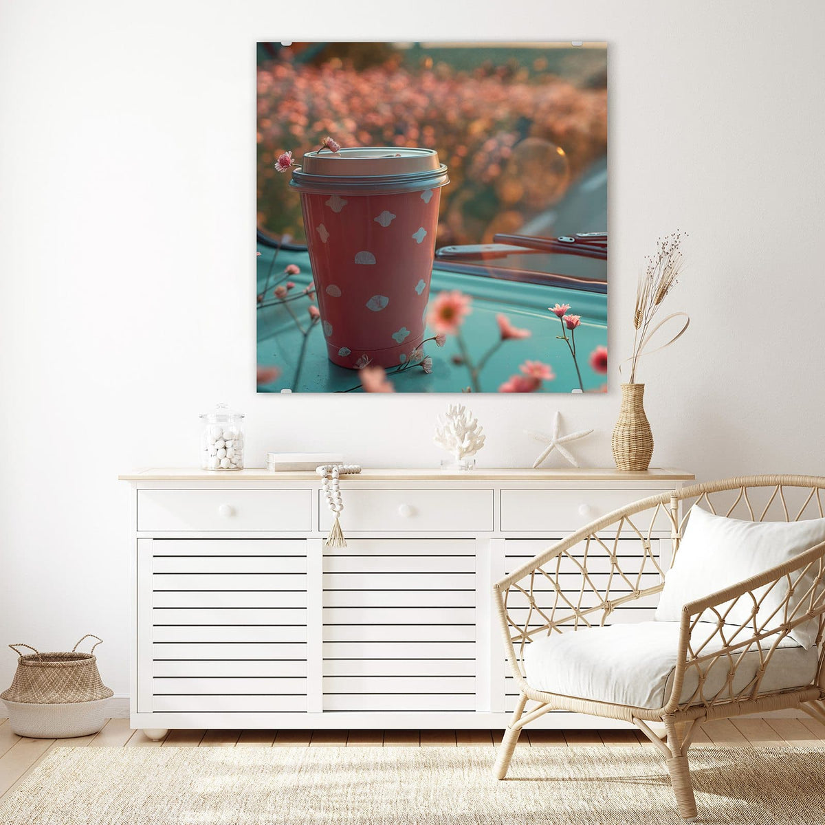 Glasbild Rosa Kaffeebecher an der Wand – Rosa To-go-Kaffeebecher mit Deckel auf türkiser Motorhaube, rosa Blüten und Bokeh im Abendlicht