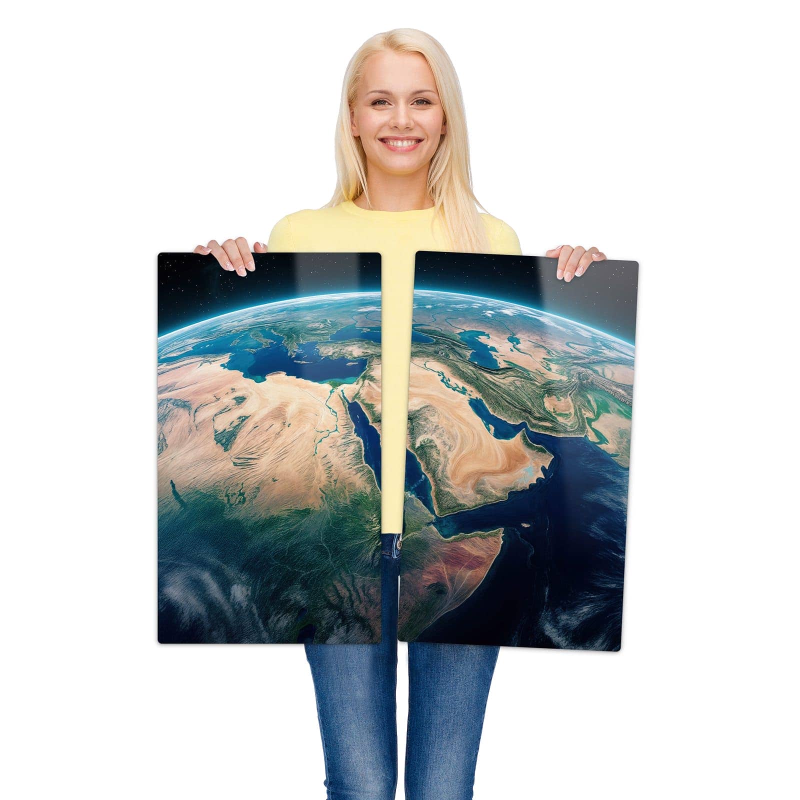 2-teilige Herdabdeckplatte für Ceranfeld mit Erde aus dem All-Motiv wird zur Größendarstellung gehalten