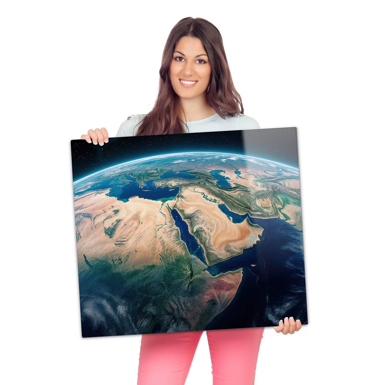 Herdplattenabdeckung mit Erde aus dem All-Motiv wird zur Größendarstellung gehalten