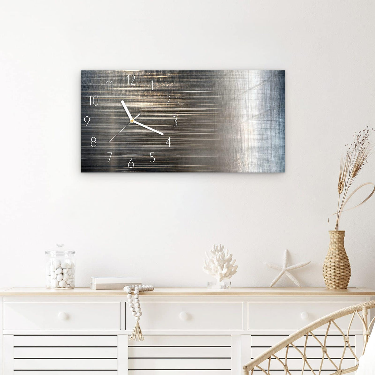 Wanduhr Gekratzte Textur aus Glas – Querformat 60 × 30 cm – Gebürstetes Metall in Silbergrau