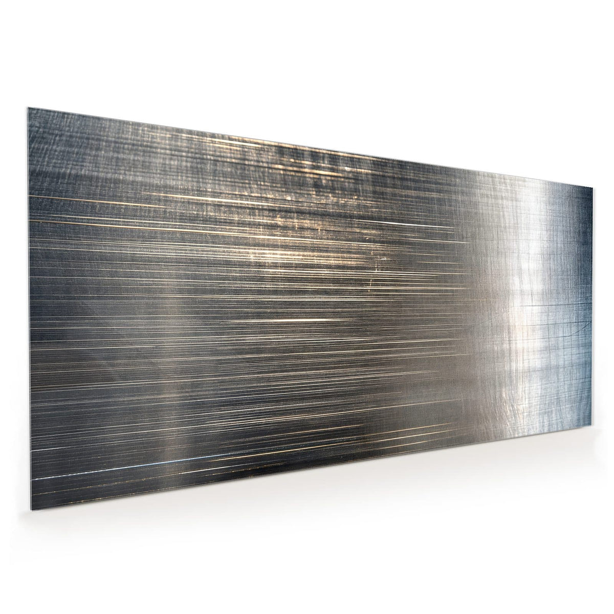 Küchenrückwand aus Glas im Hochformat mit Motiv Gebürstetes Metall: Metallfläche mit feinen, durchgehend waagerechten Schliffspuren und Lichtreflex