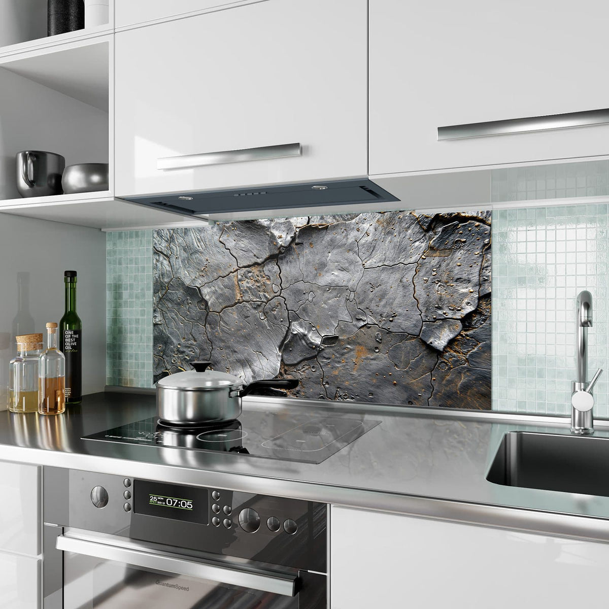 Küchenrückwand aus Glas Schiefer mit Rostspuren im Hochformat als Spritzschutz hinter dem Kochfeld, über dem Fliesenspiegel montiert