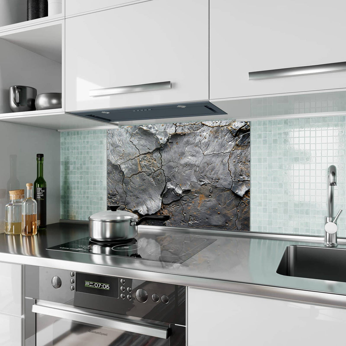 Küchenrückwand aus Glas Schiefer mit Rostspuren im Hochformat als Spritzschutz hinter dem Kochfeld, über dem Fliesenspiegel montiert