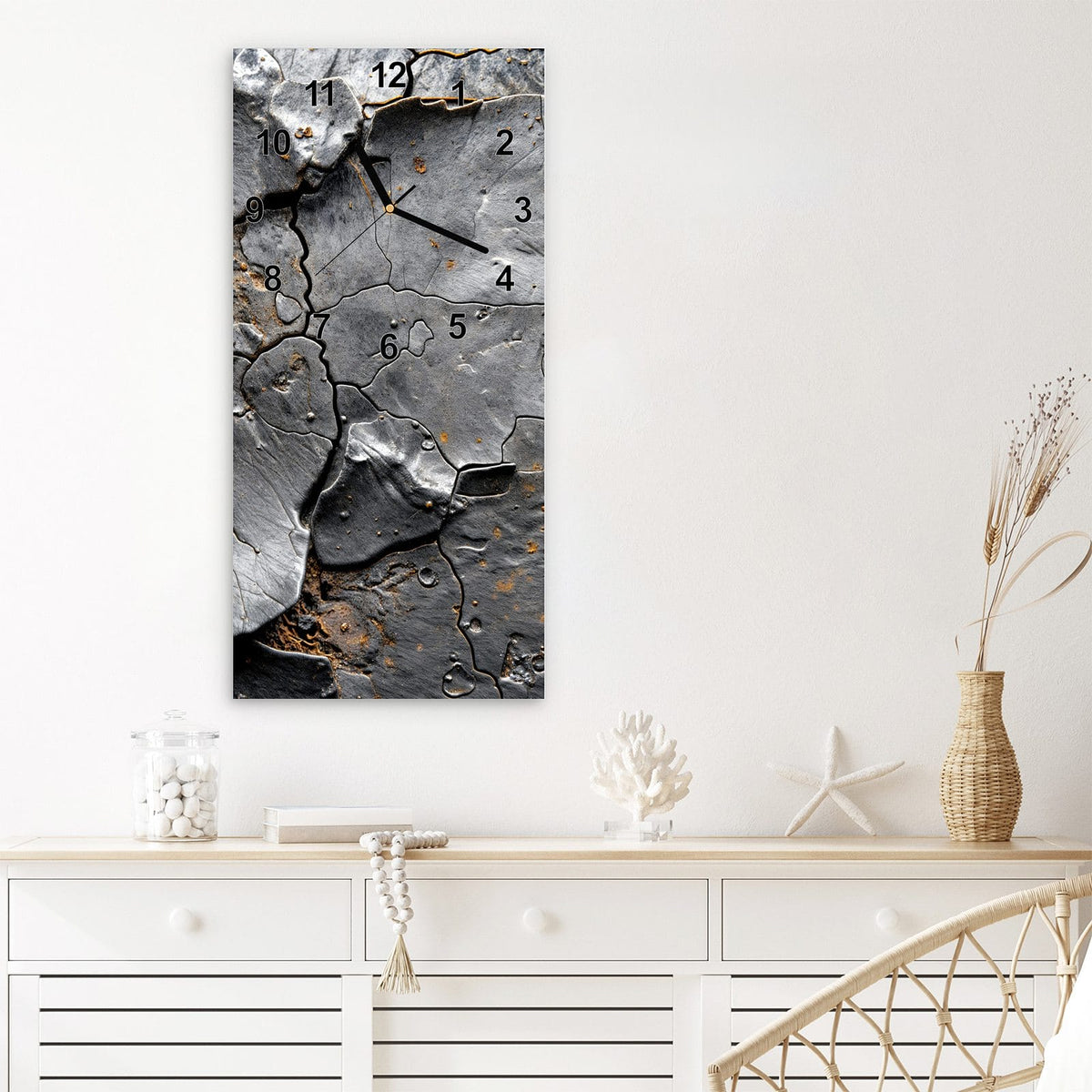 Wanduhr aus Glas im Hochformat Schiefer mit Rostspuren mit Ziffernblatt Modern über einem weißen Sideboard