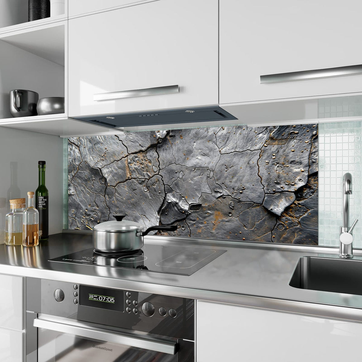 Küchenrückwand aus Glas Schiefer mit Rostspuren im Hochformat als Spritzschutz hinter dem Kochfeld, über dem Fliesenspiegel montiert