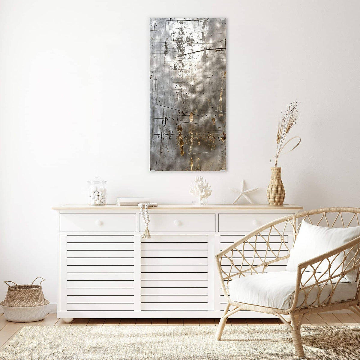 Glasbild Goldspuren auf Silber an der Wand – Helles Metallblech mit Kratzern und herablaufenden goldbraunen Rostspuren