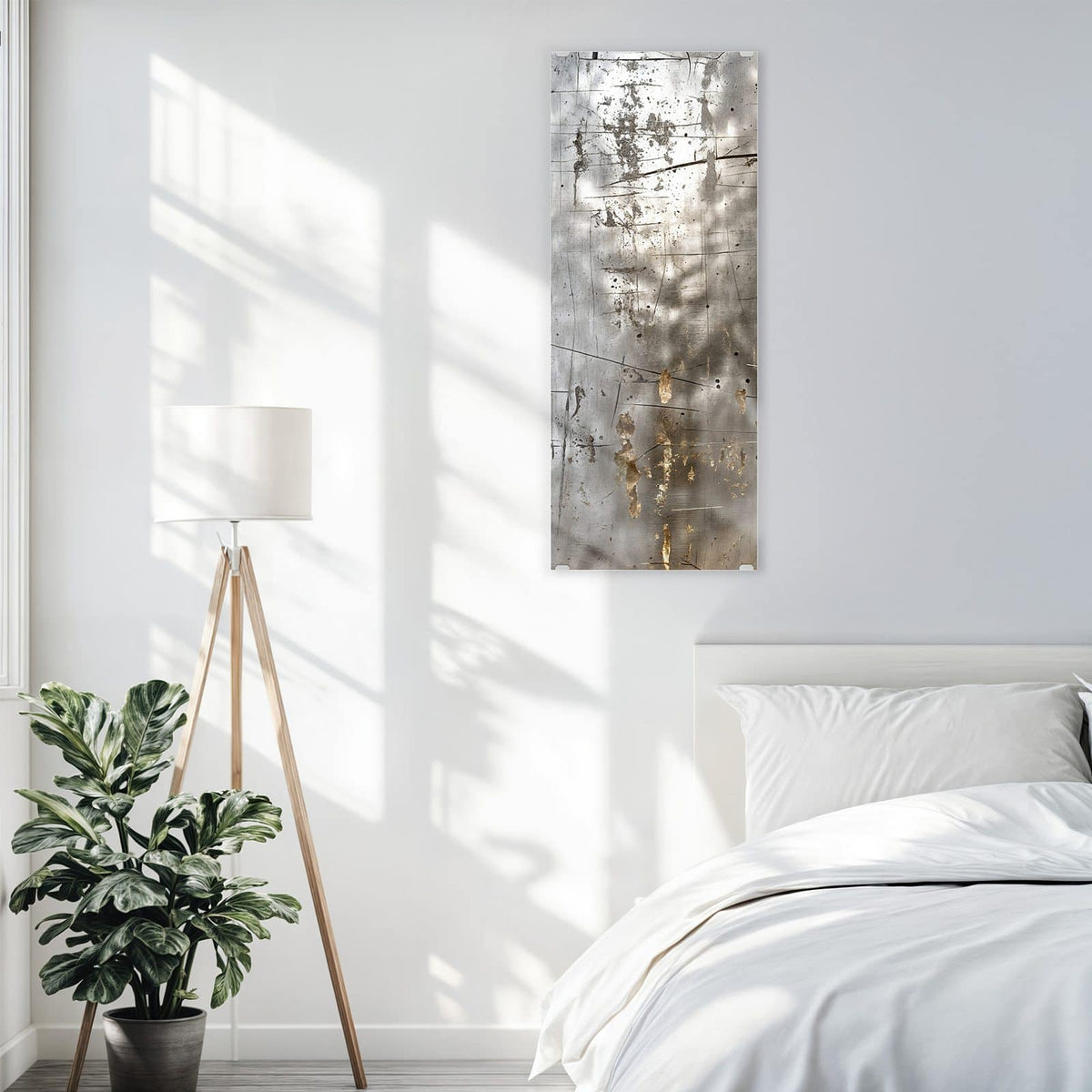 Glasbild Goldspuren auf Silber an der Wand – Helles Metallblech mit Kratzern und herablaufenden goldbraunen Rostspuren