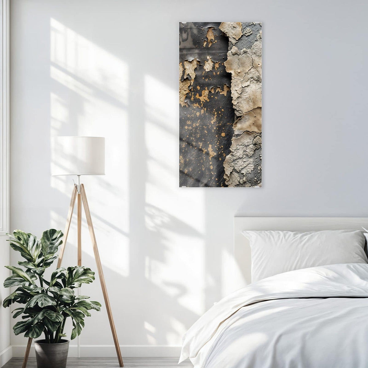 Glasbild Bröckelnder Putz an der Wand – Links dunkles Metall mit Rostflecken, rechts grob aufgerissener, bröckelnder heller Putz