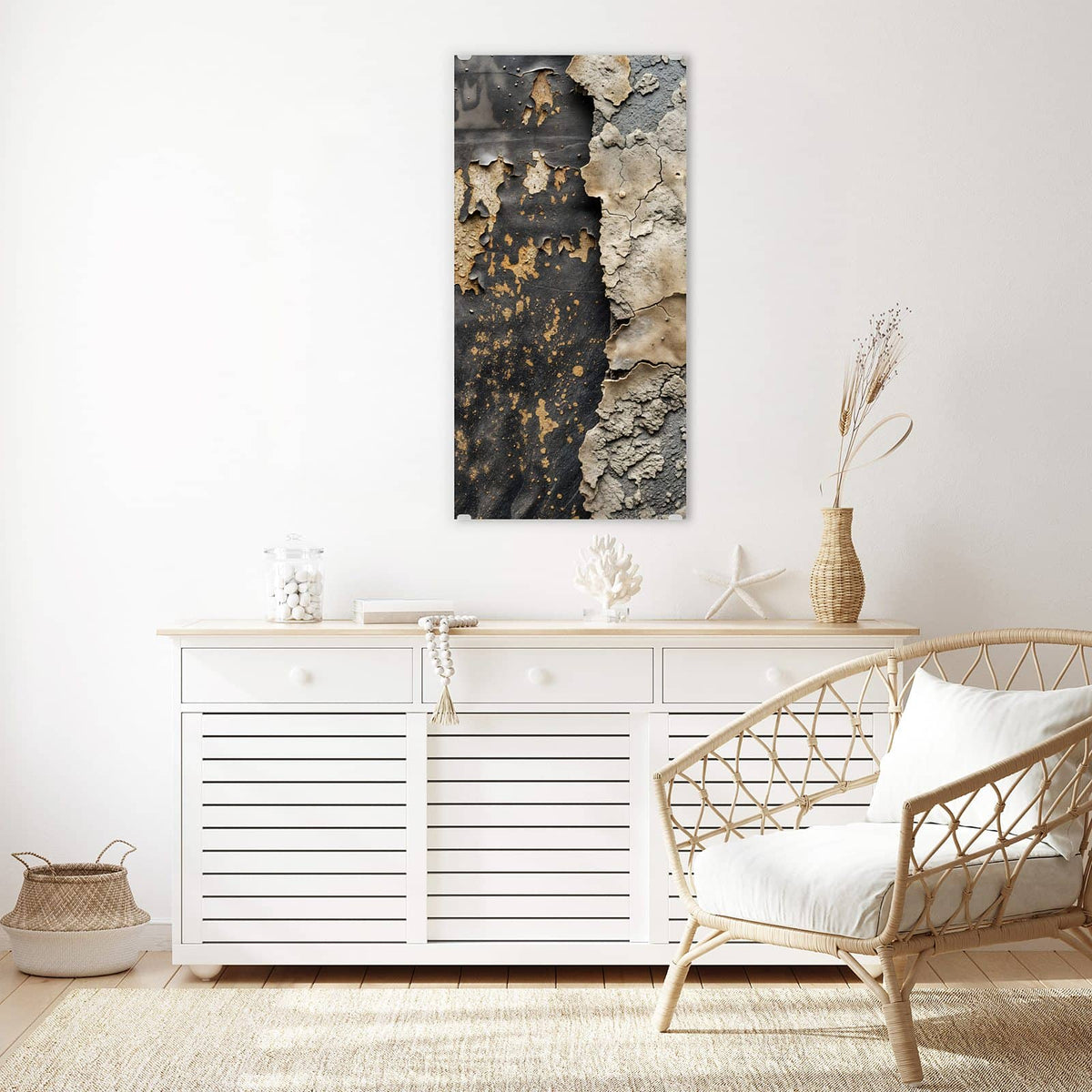 Glasbild Bröckelnder Putz an der Wand – Links dunkles Metall mit Rostflecken, rechts grob aufgerissener, bröckelnder heller Putz