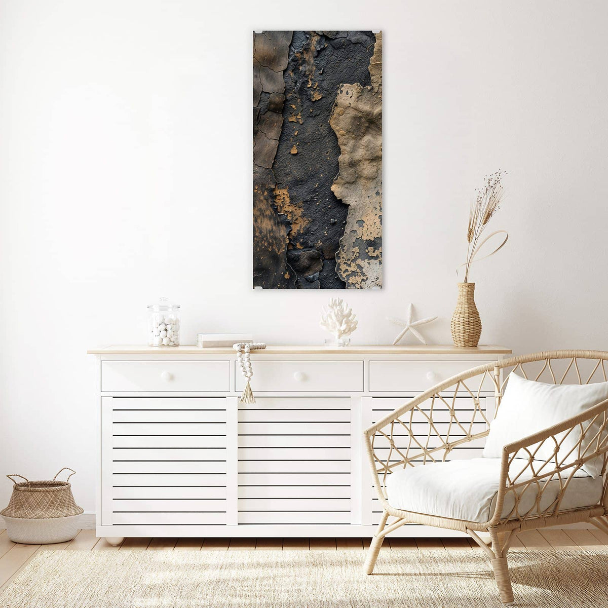 Glasbild Ocker auf Schwarz an der Wand – Links schwarze rissige Farbschicht, rechts abgeplatzte sandfarbene Schicht darüber