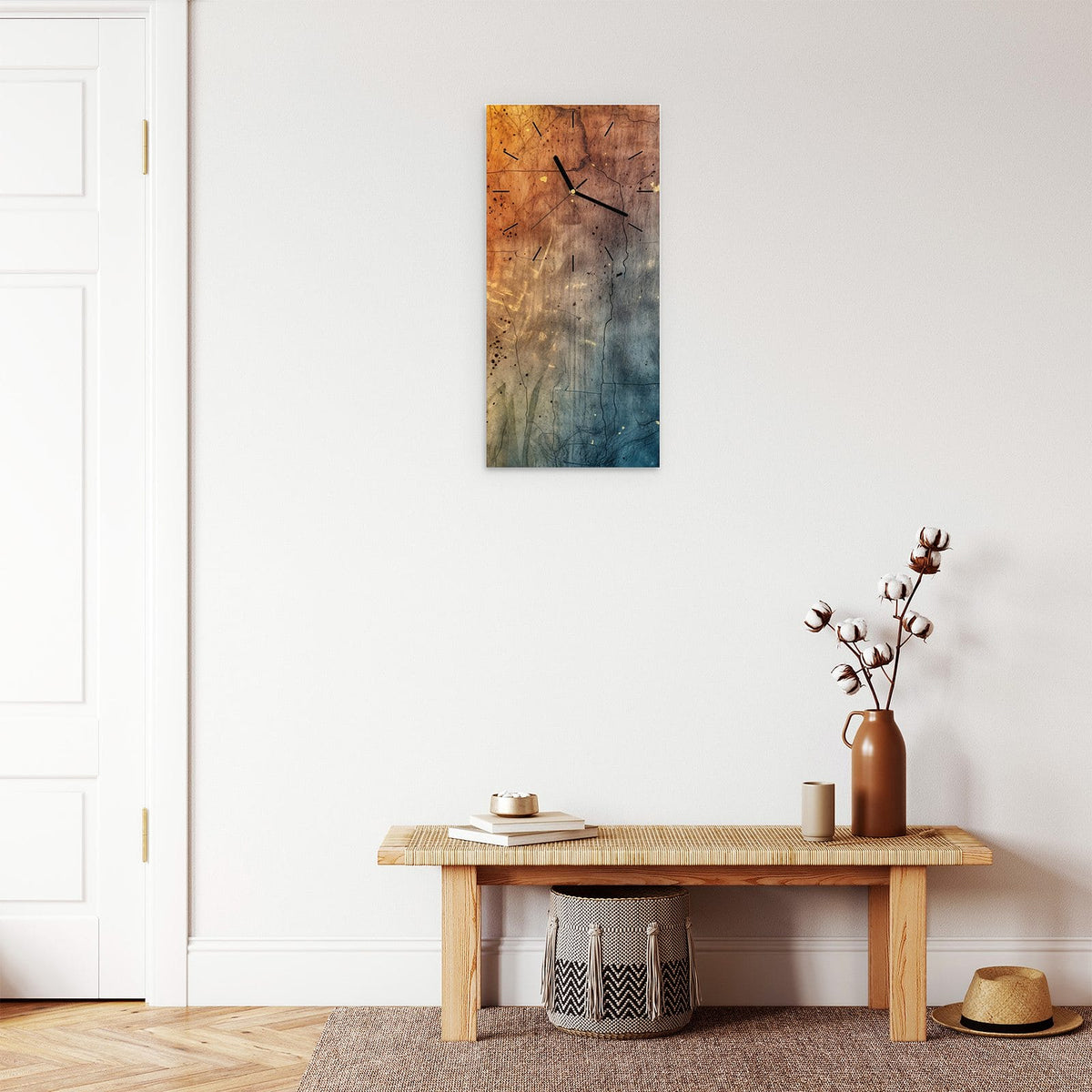 Wanduhr aus Glas im Hochformat Rostrot und Blaugrau mit Ziffernblatt Linie über einer Holzbank im Flur