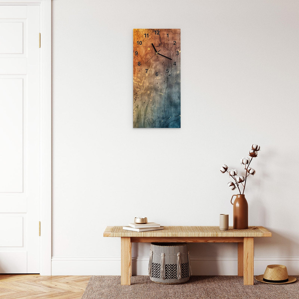 Wanduhr aus Glas im Hochformat Rostrot und Blaugrau mit Ziffernblatt Modern über einer Holzbank im Flur