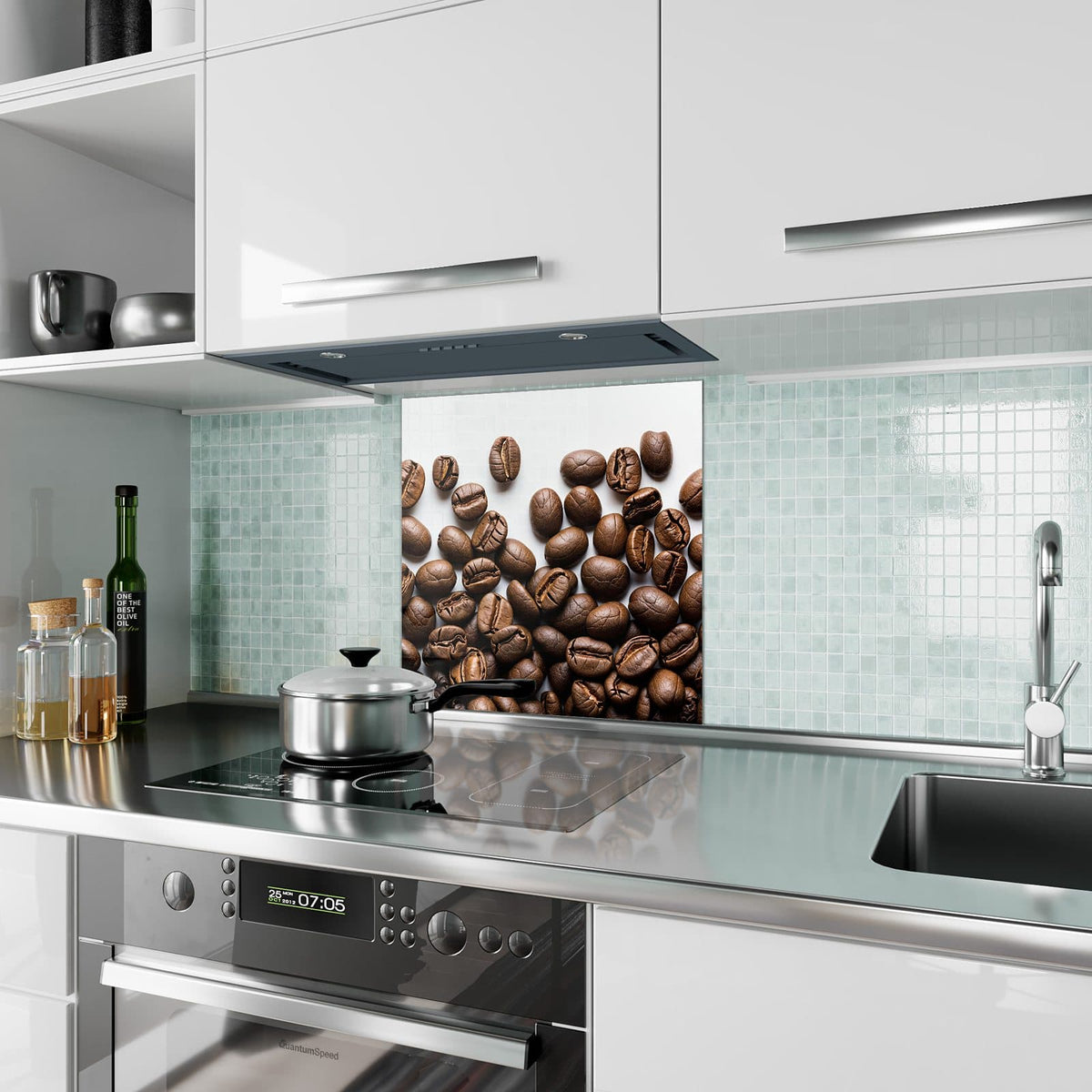 Küchenrückwand Röstbohnen auf Weiß aus Glas – Kaffeebohnen verstreut auf Weiß
