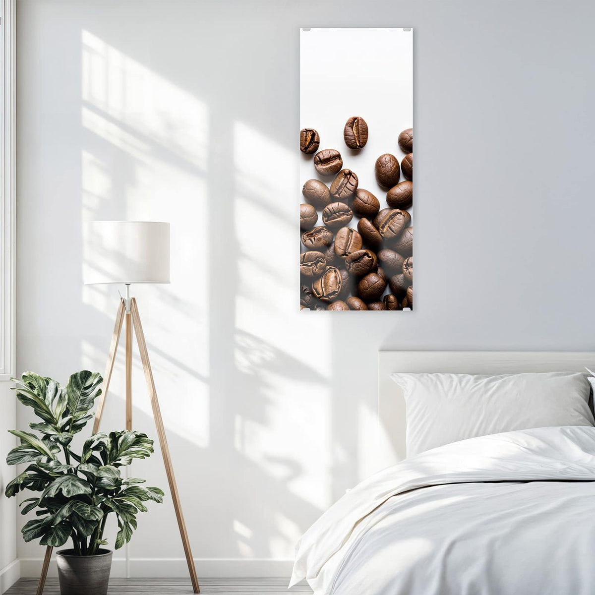 Glasbild Röstbohnen auf Weiß an der Wand – Geröstete Kaffeebohnen locker verstreut auf reinweißem Hintergrund