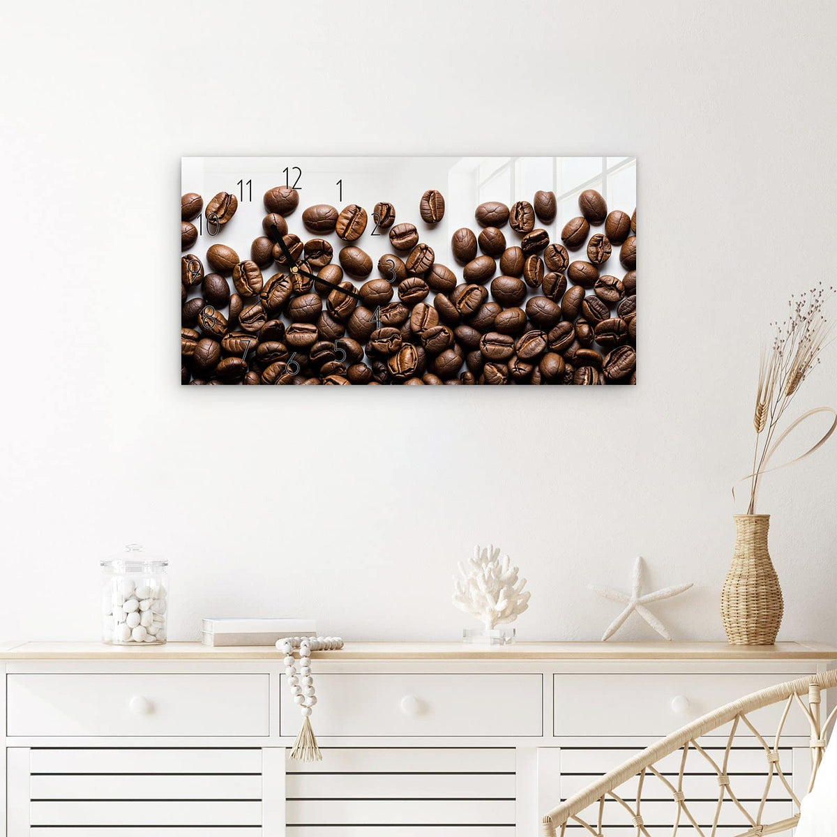 Wanduhr Warme Kaffeebohnen aus Glas – Querformat 60 × 30 cm – Kaffeebohnen verstreut auf Weiß