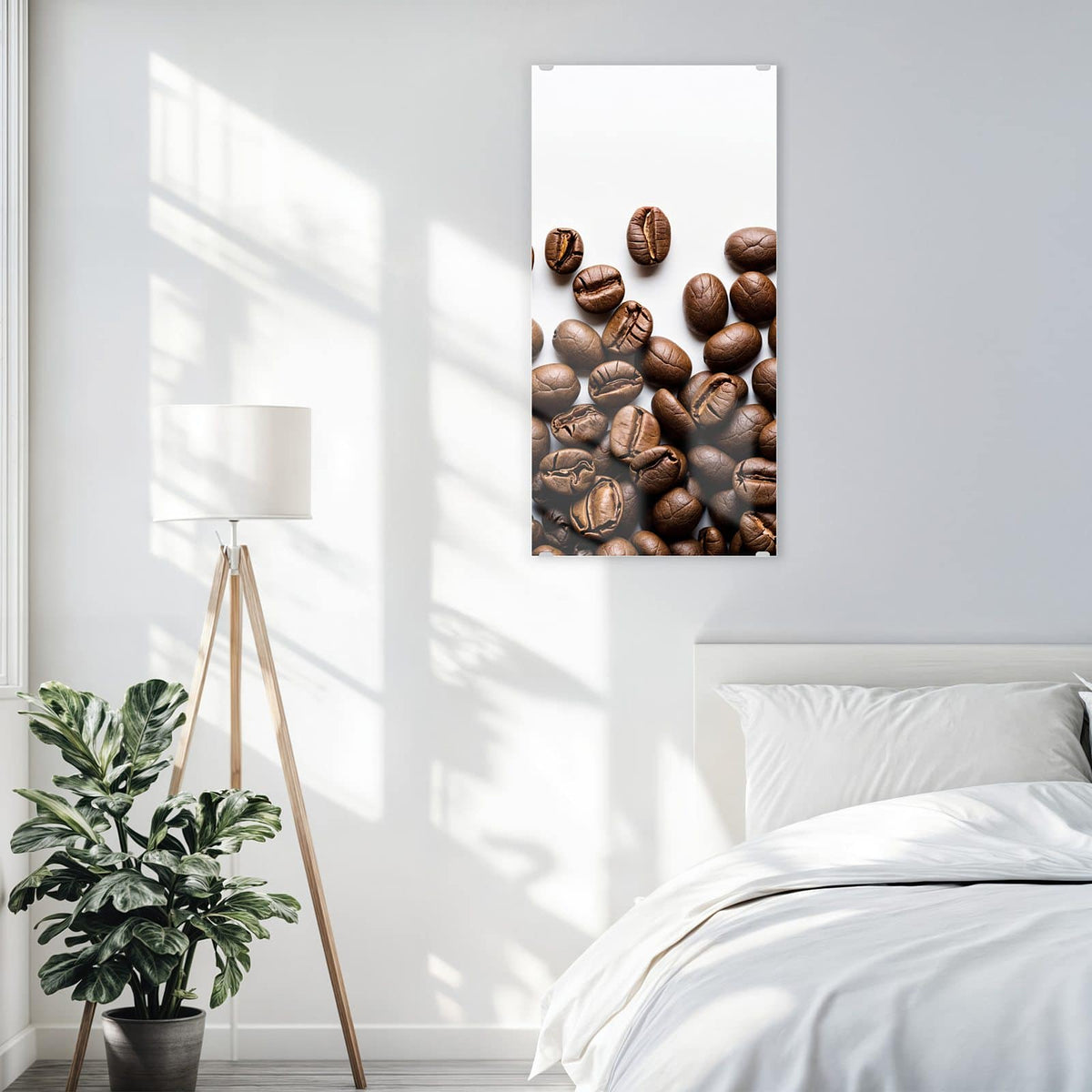 Glasbild Röstbohnen auf Weiß an der Wand – Geröstete Kaffeebohnen locker verstreut auf reinweißem Hintergrund