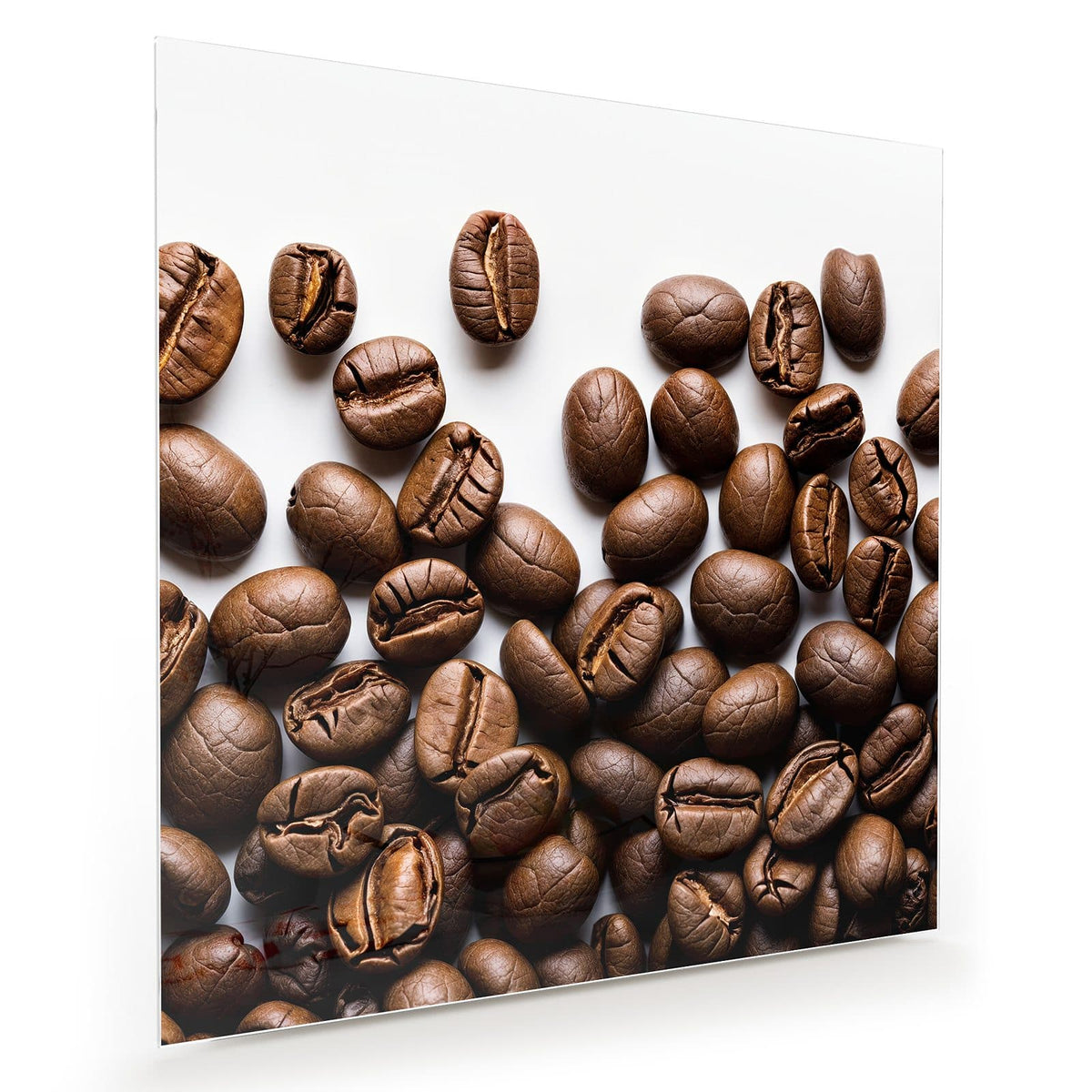 Geröstete Kaffeebohnen locker verstreut auf reinweißem Hintergrund