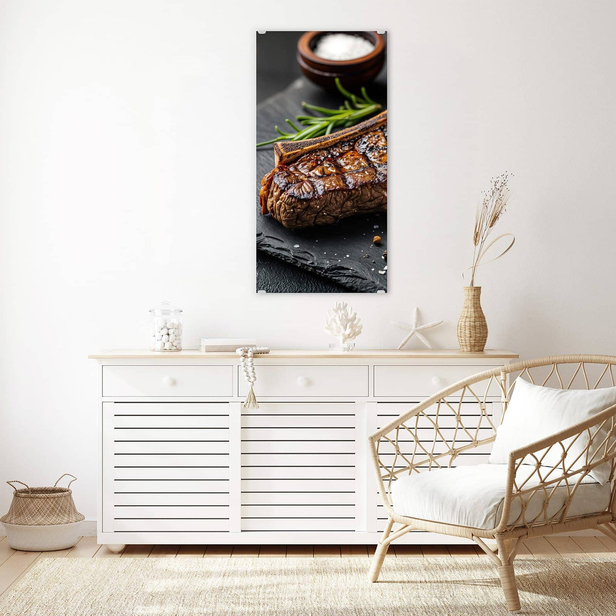Glasbild T-Bone-Steak vom Grill an der Wand – Angeschnittenes T-Bone-Steak mit Grillstreifen auf Schiefer, dazu Rosmarin, Salzschale und Pfefferkörner