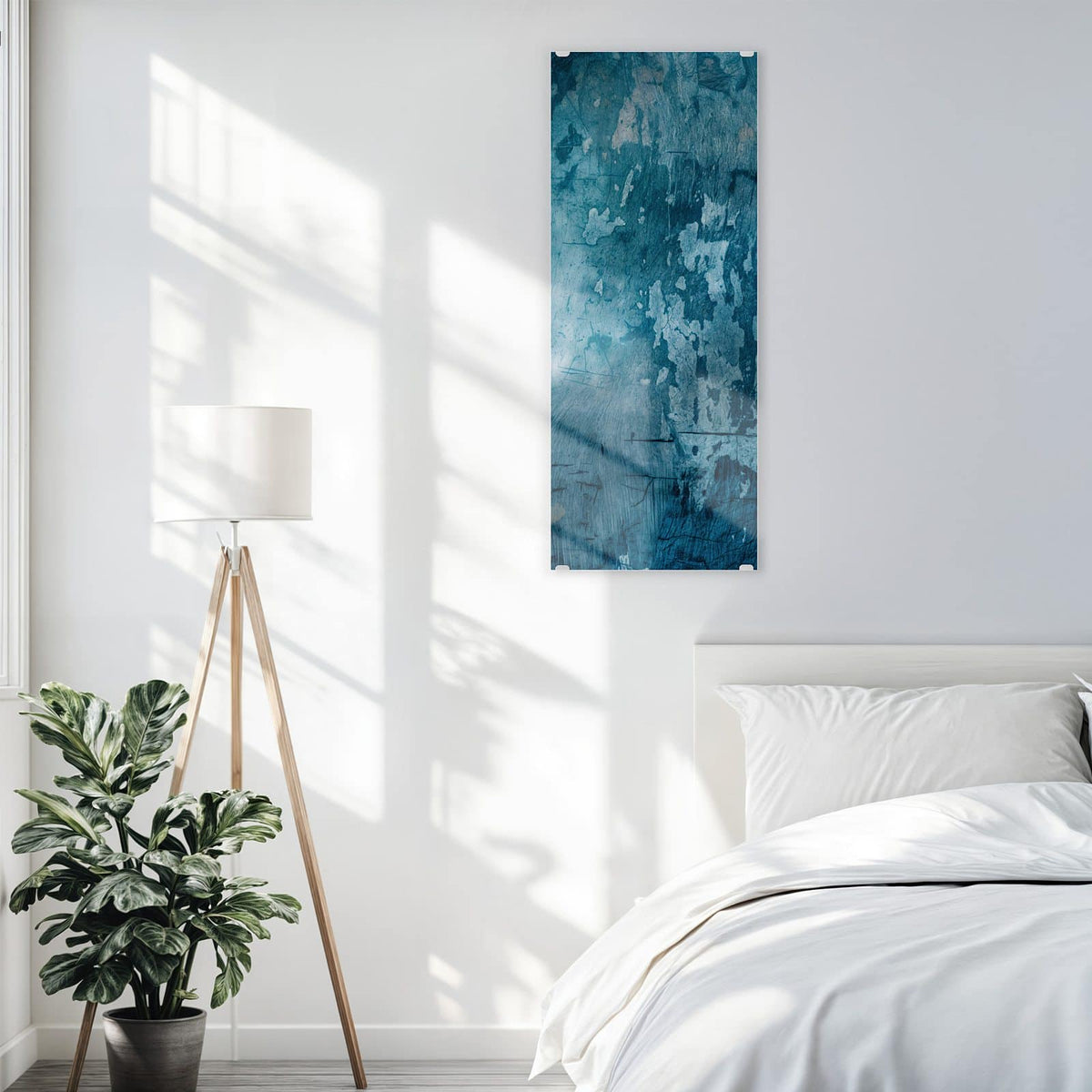 Glasbild Abblätterndes Blau an der Wand – Petrolblaue Wand mit abgeblätterter Farbe, hellen Fehlstellen und feinen Kratzern