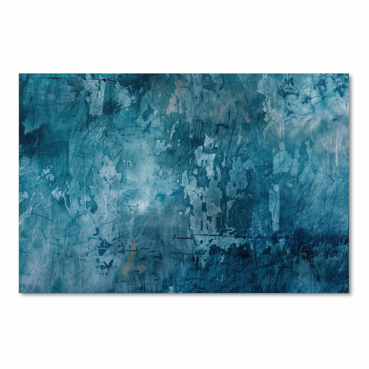 Petrolblaue Wand mit abgeblätterter Farbe, hellen Fehlstellen und feinen Kratzern