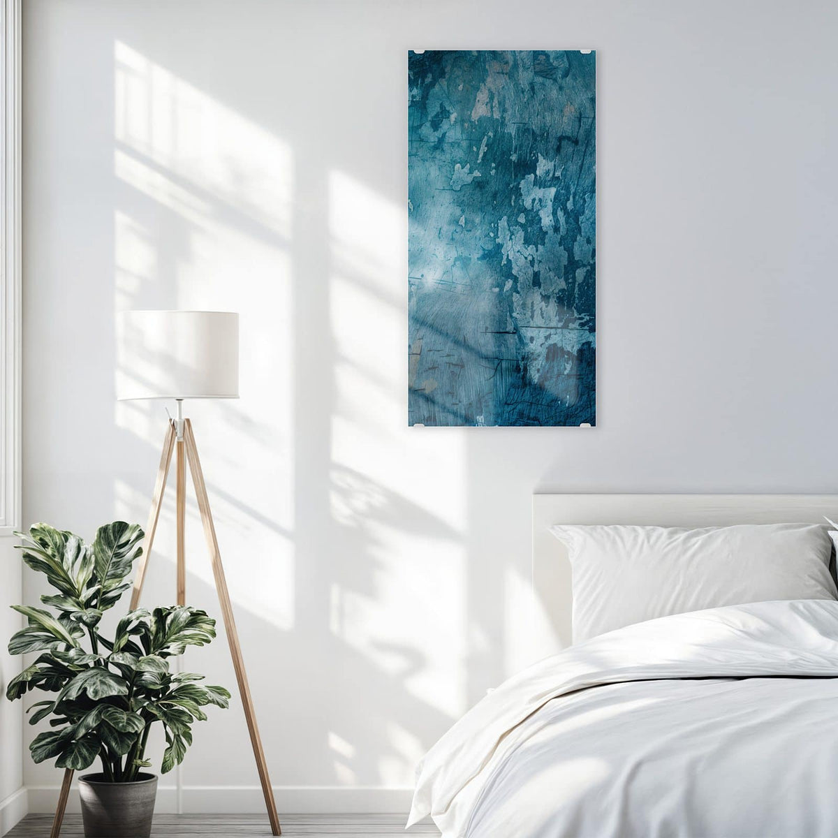 Glasbild Abblätterndes Blau an der Wand – Petrolblaue Wand mit abgeblätterter Farbe, hellen Fehlstellen und feinen Kratzern