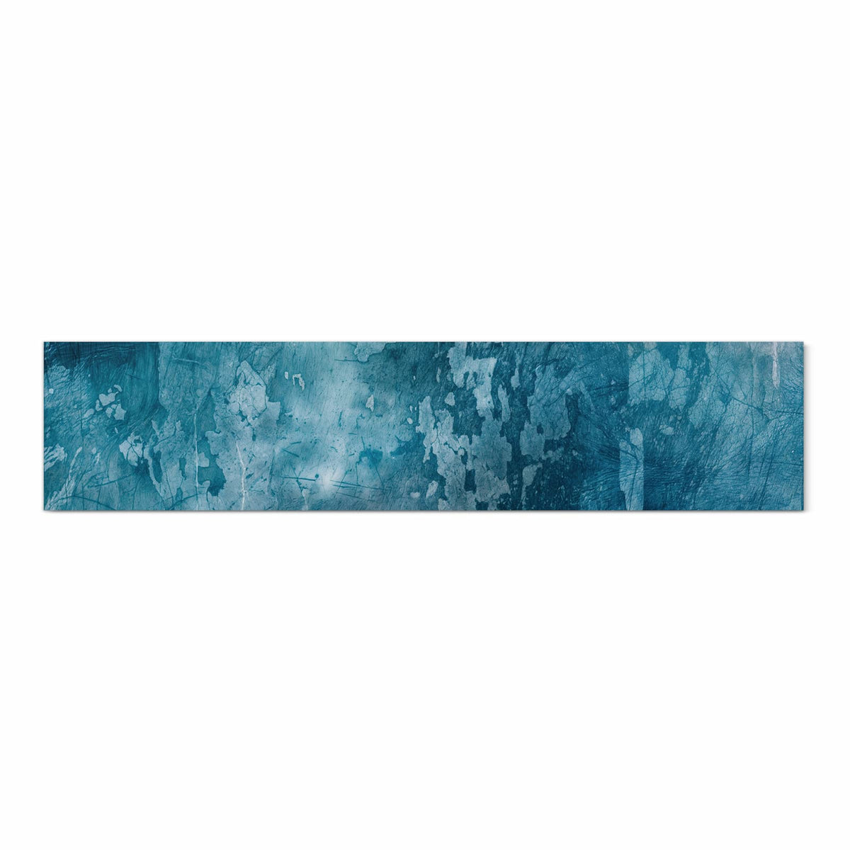 Petrolblaue Wand mit abgeblätterter Farbe, hellen Fehlstellen und feinen Kratzern