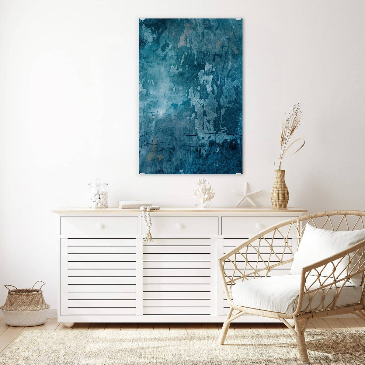Glasbild Abblätterndes Blau an der Wand – Petrolblaue Wand mit abgeblätterter Farbe, hellen Fehlstellen und feinen Kratzern