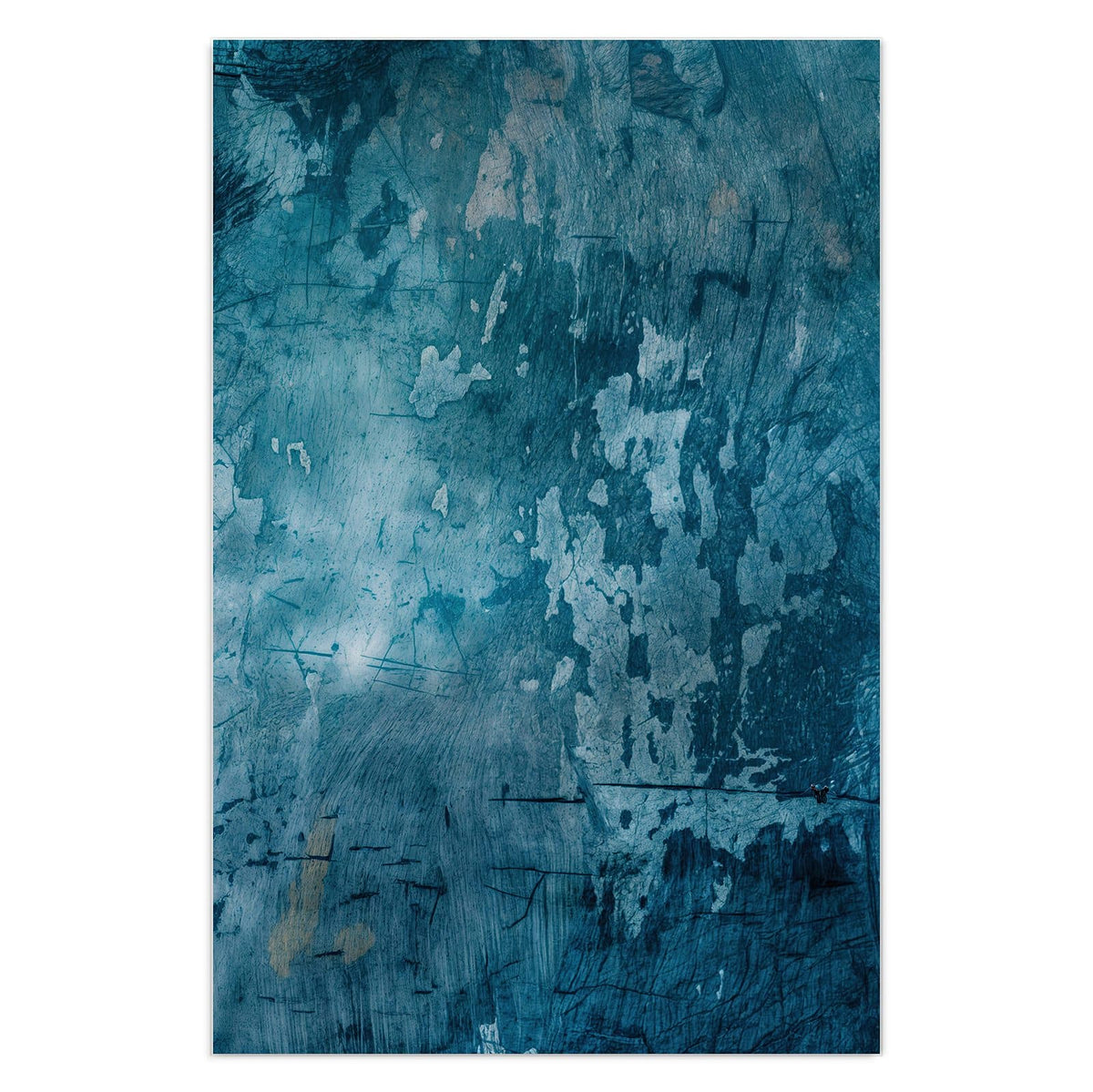 Petrolblaue Wand mit abgeblätterter Farbe, hellen Fehlstellen und feinen Kratzern