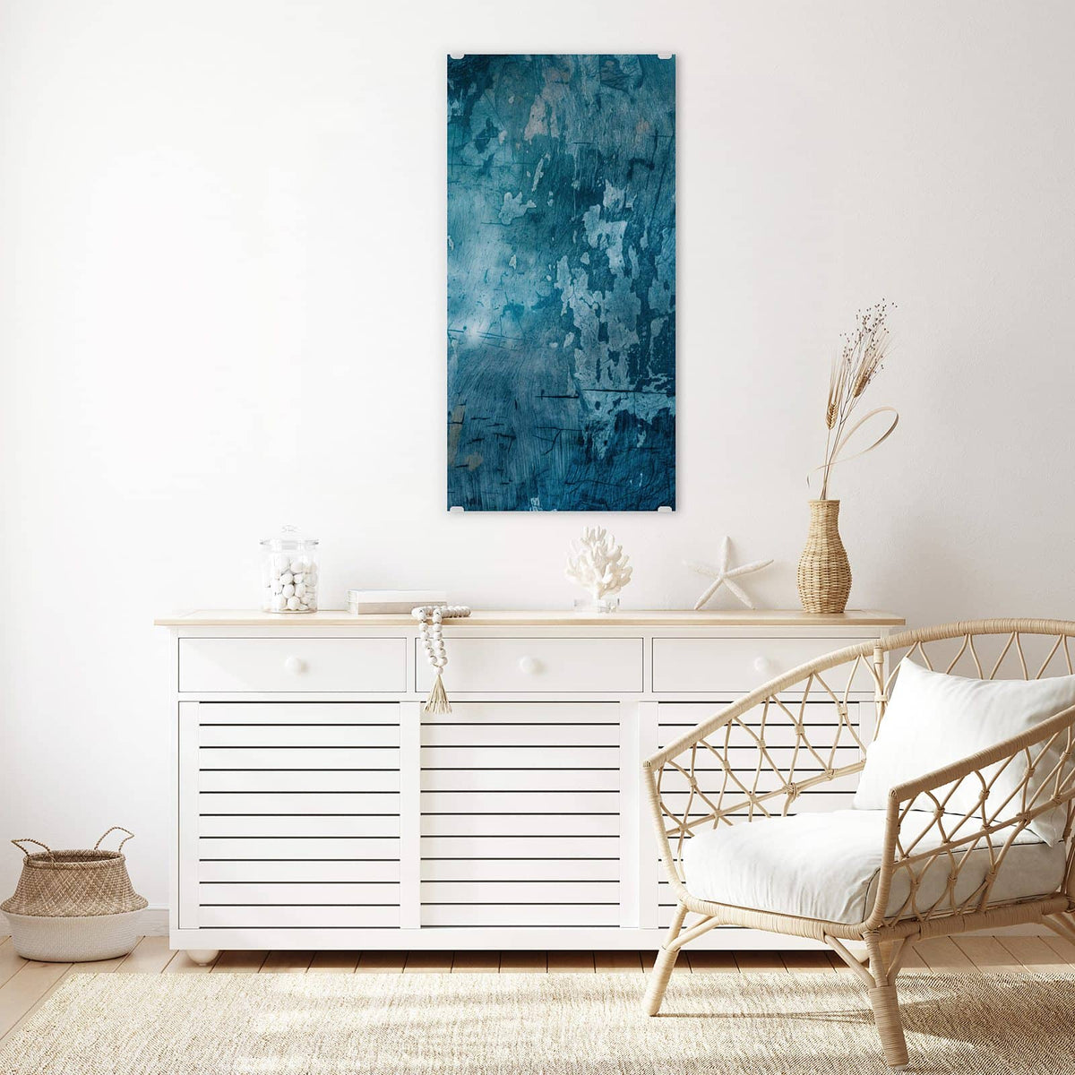Glasbild Abblätterndes Blau an der Wand – Petrolblaue Wand mit abgeblätterter Farbe, hellen Fehlstellen und feinen Kratzern