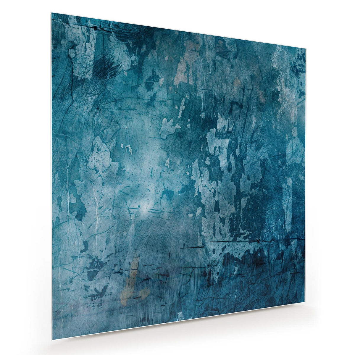 Petrolblaue Wand mit abgeblätterter Farbe, hellen Fehlstellen und feinen Kratzern
