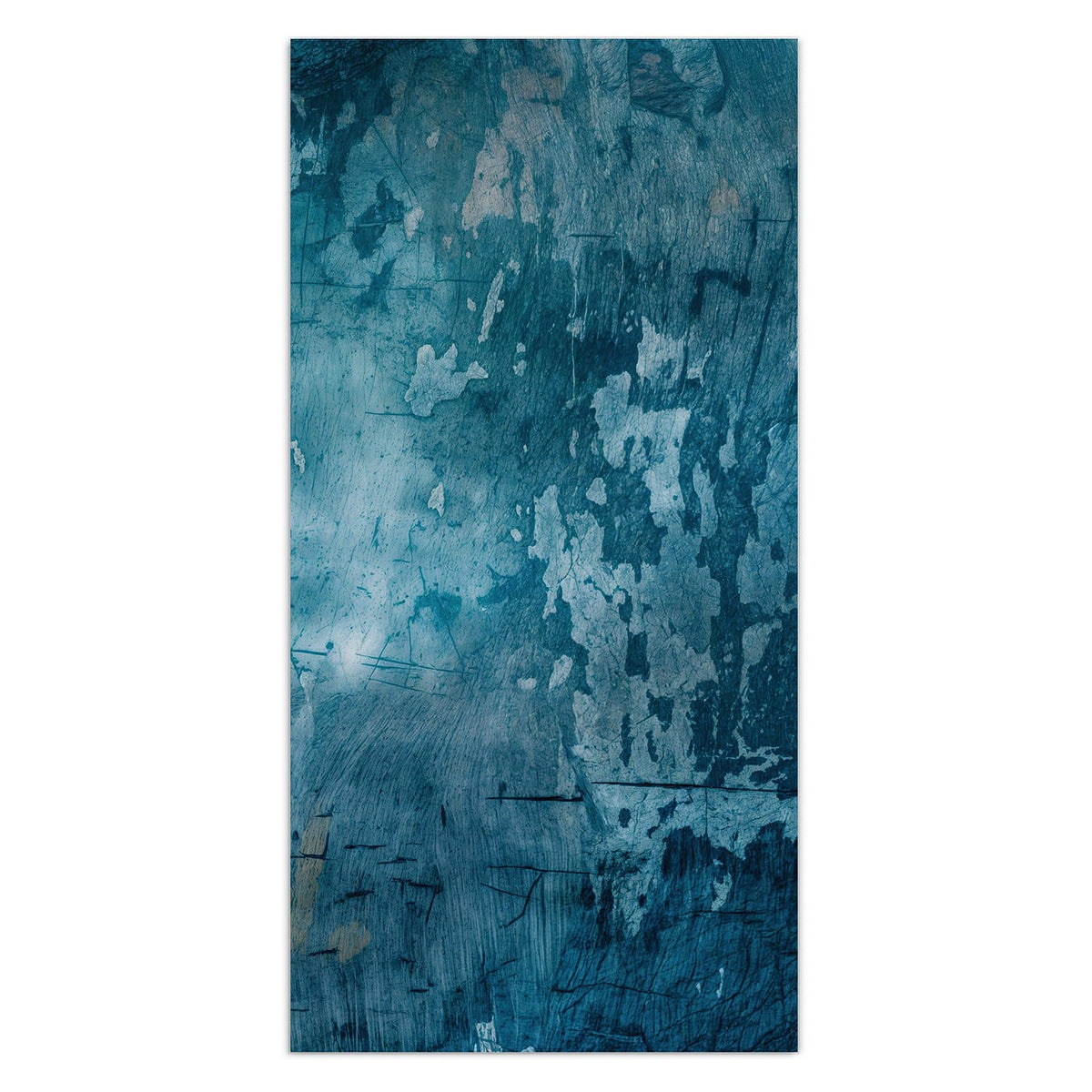 Petrolblaue Wand mit abgeblätterter Farbe, hellen Fehlstellen und feinen Kratzern