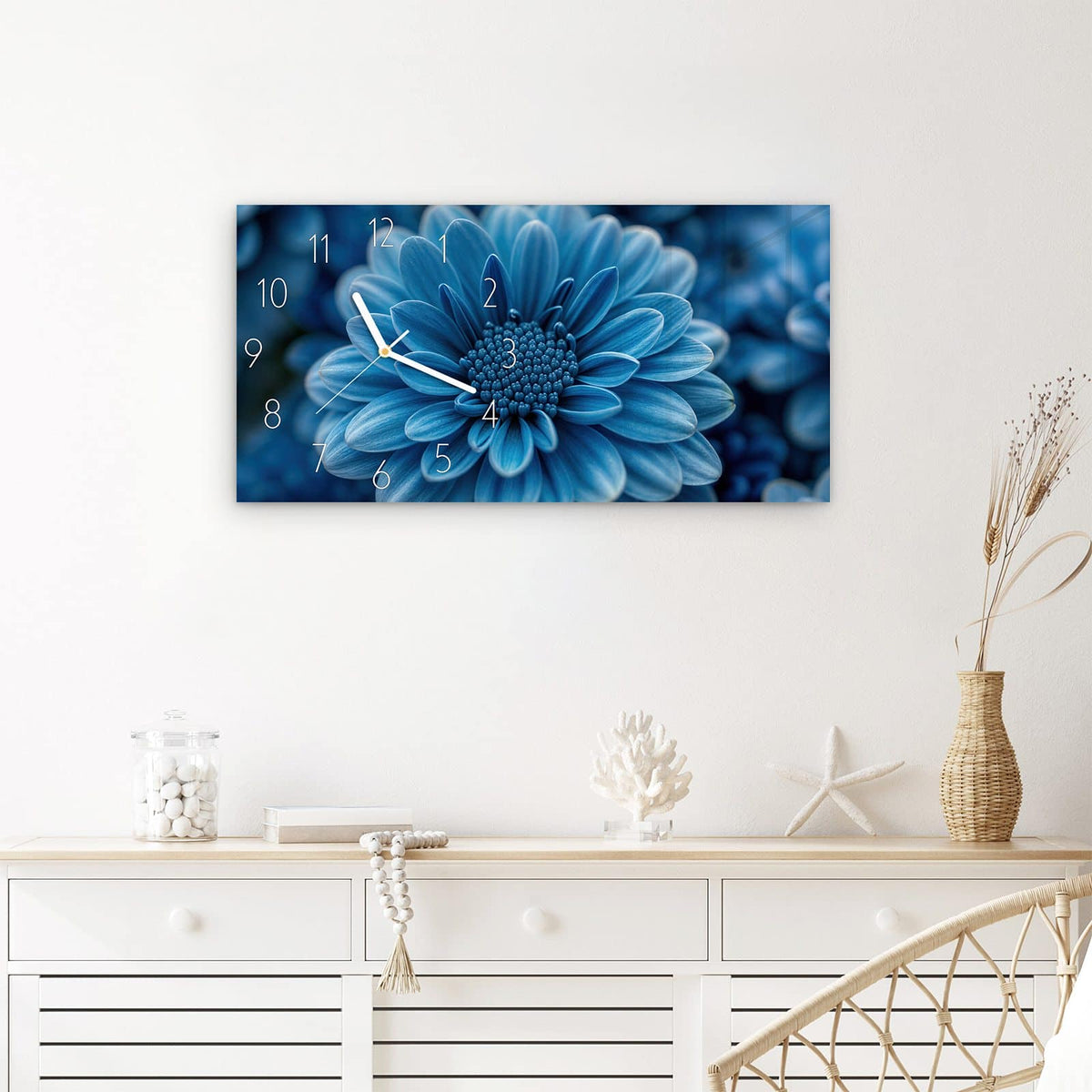 Wanduhr Blaue Blume aus Glas – Querformat 60 × 30 cm – Intensiv blaue Blüte ganz nah