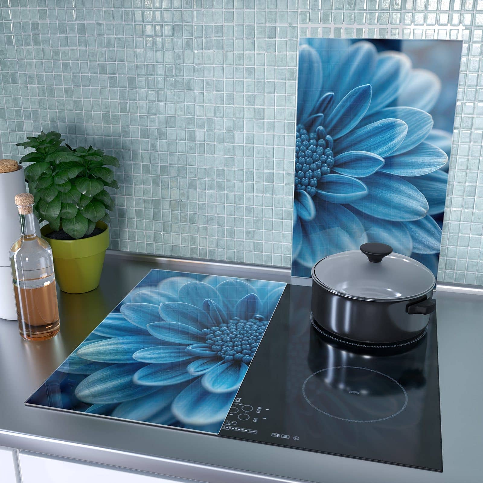 2-teilige Herdabdeckung aus Holz mit Blaue Blume-Motiv als Spritzschutz hinter dem Kochfeld
