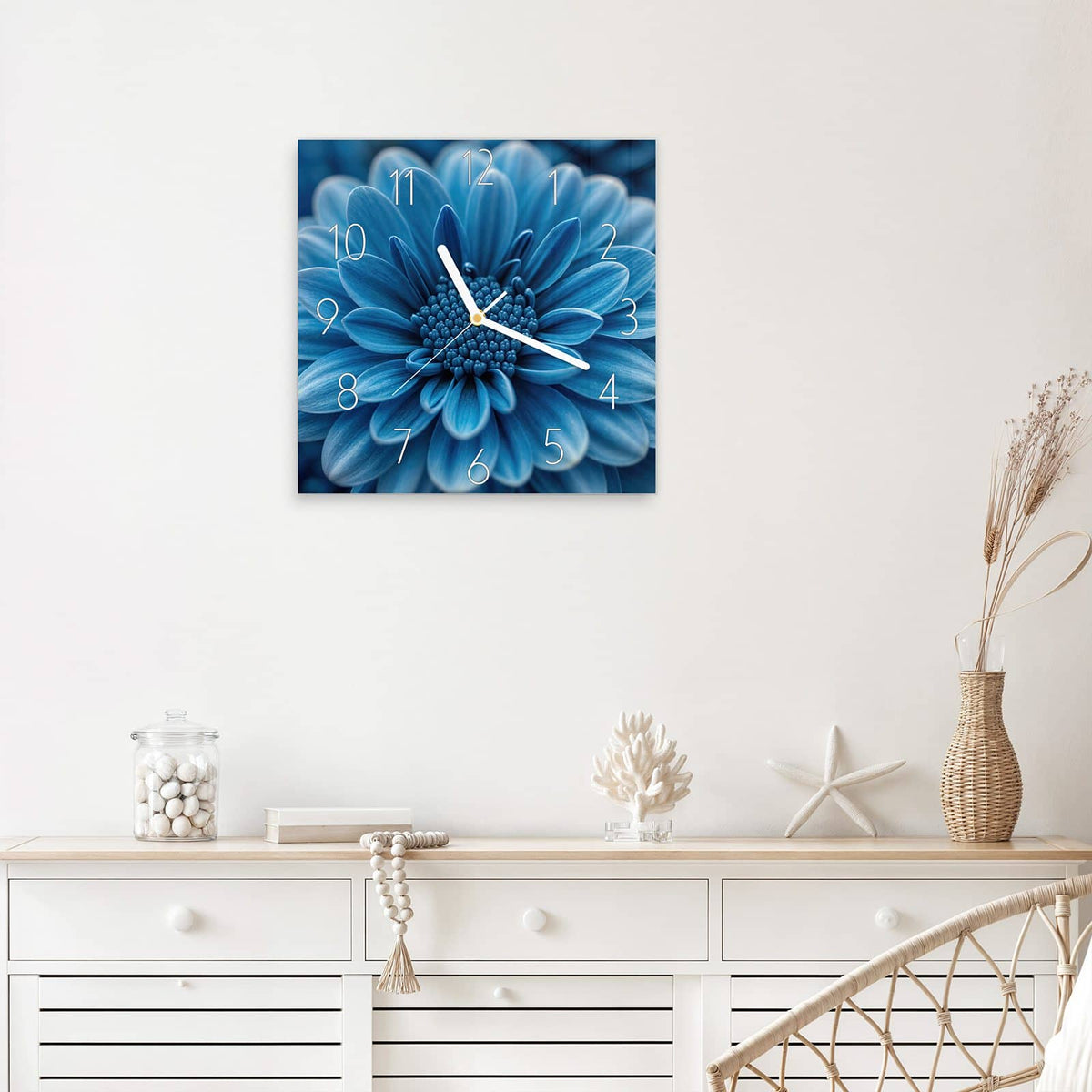 Wanduhr Blaue Chrysantheme aus Glas – Quadratisch 30 × 30 cm – Intensiv blaue Blüte ganz nah