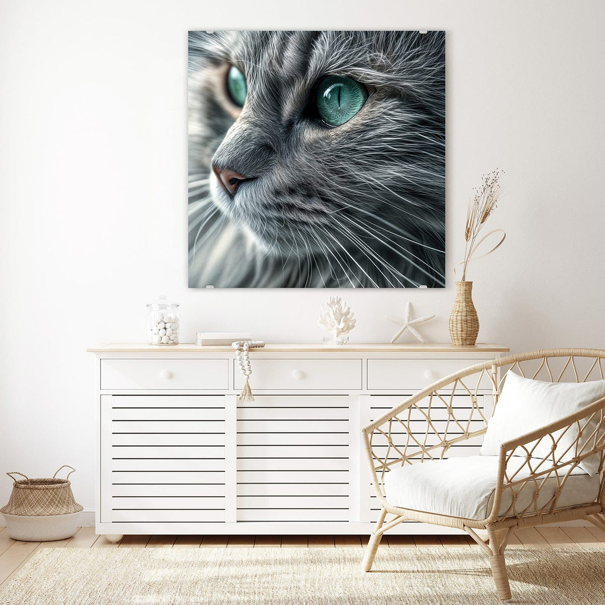Glasbild Katze mit Smaragdaugen an der Wand – Graue Langhaarkatze im Halbprofil, große türkisgrüne Augen, Fell in Nahaufnahme