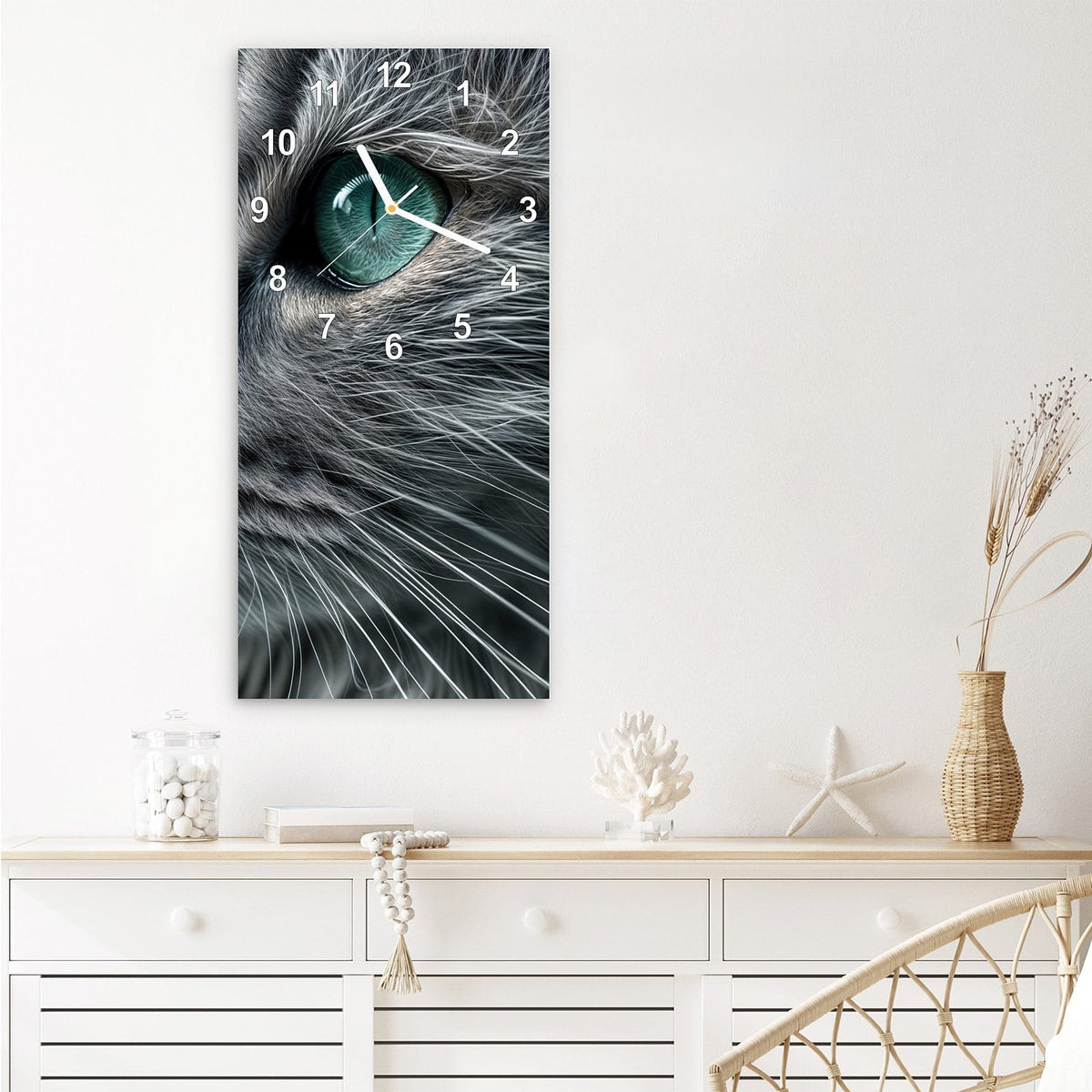 Wanduhr aus Glas im Hochformat Katze mit Smaragdaugen mit Ziffernblatt Modern über einem weißen Sideboard