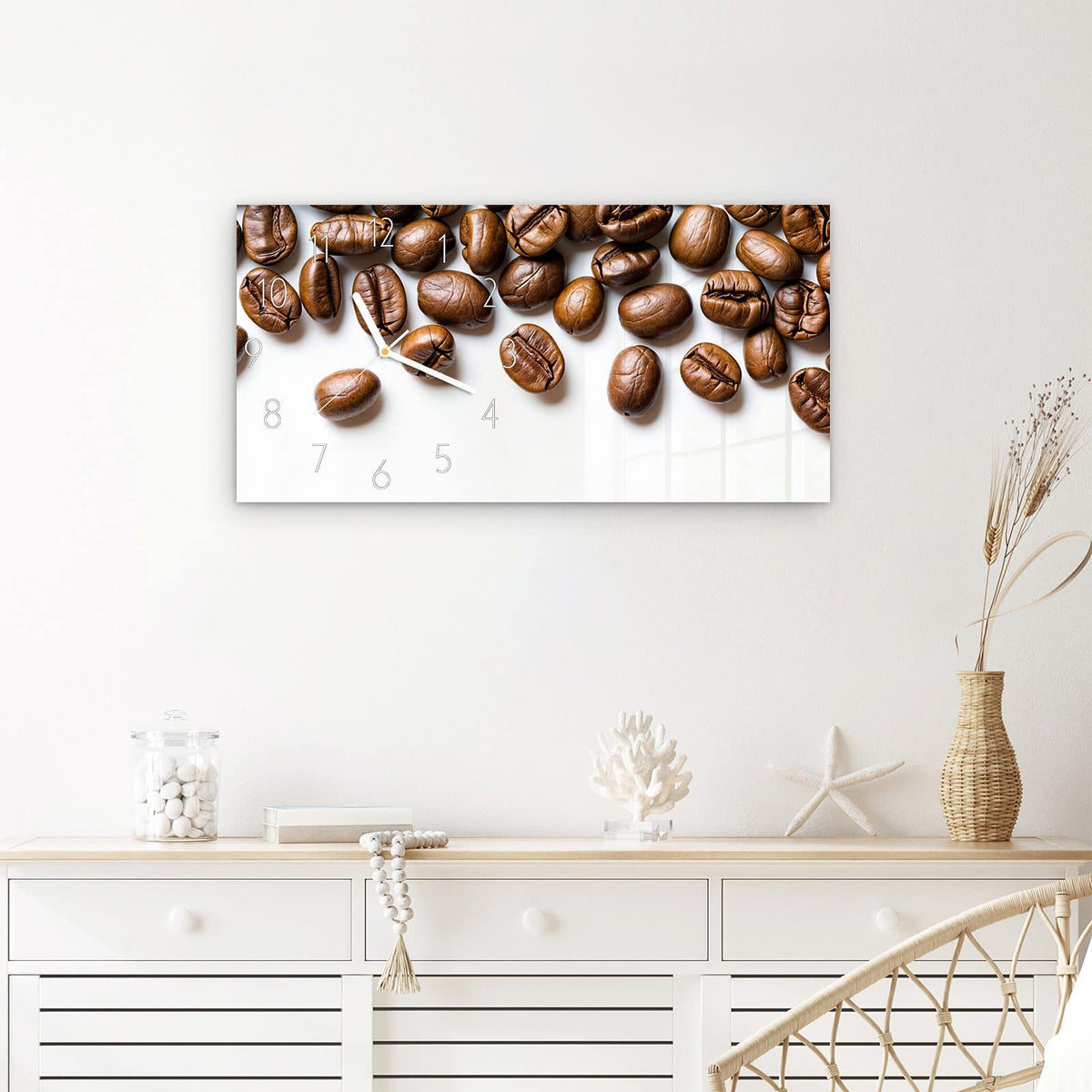 Wanduhr Verträumte Kaffeebohnen aus Glas – Querformat 60 × 30 cm – Glänzende Kaffeebohnen auf strahlendem Weiß