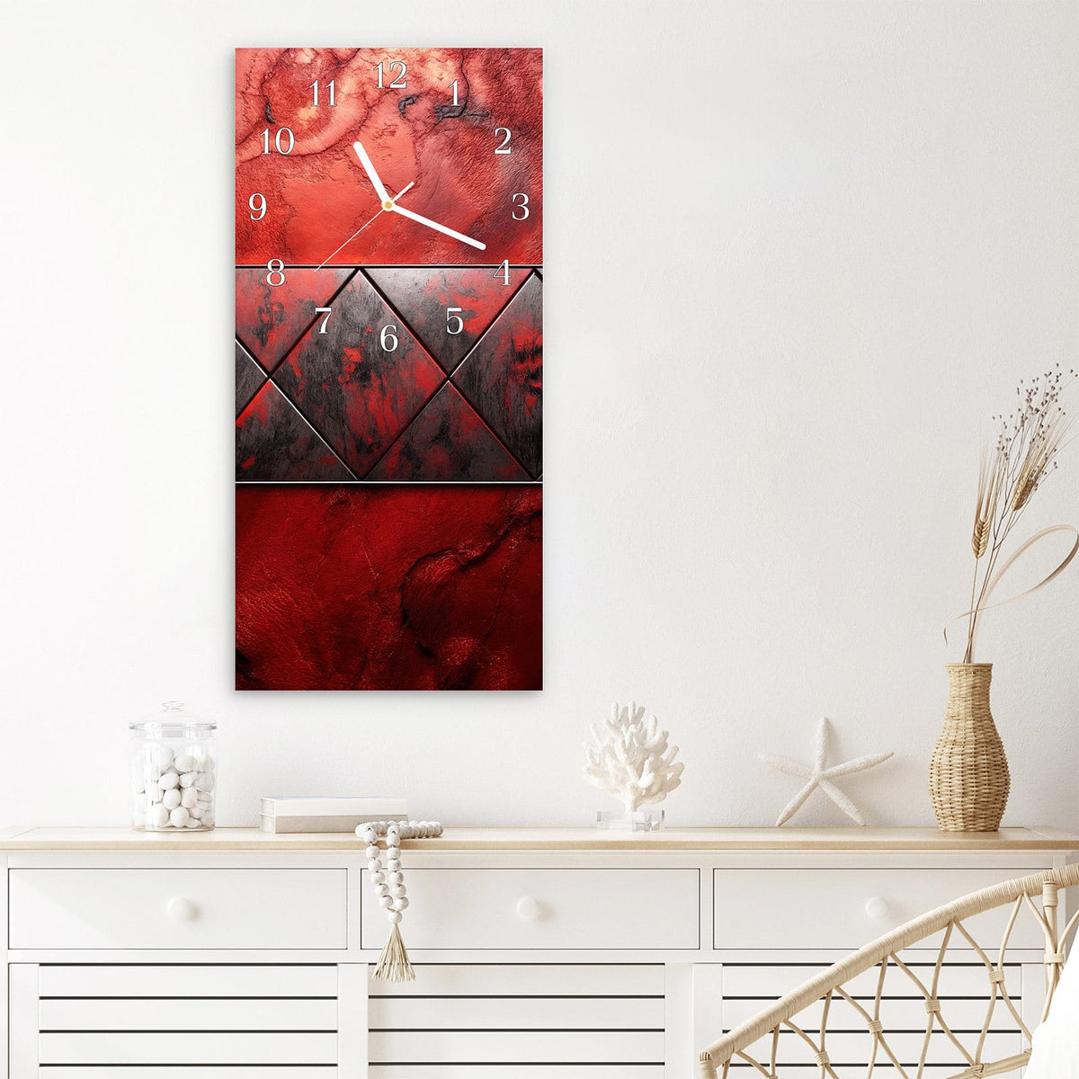 Wanduhr aus Glas im Hochformat Dreiecke auf Rotmarmor mit Ziffernblatt Klassisch über einem weißen Sideboard