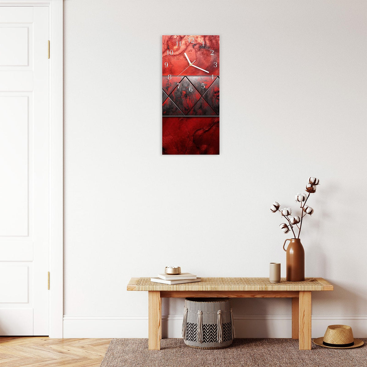 Wanduhr aus Glas im Hochformat Dreiecke auf Rotmarmor mit Ziffernblatt Klassisch über einer Holzbank im Flur