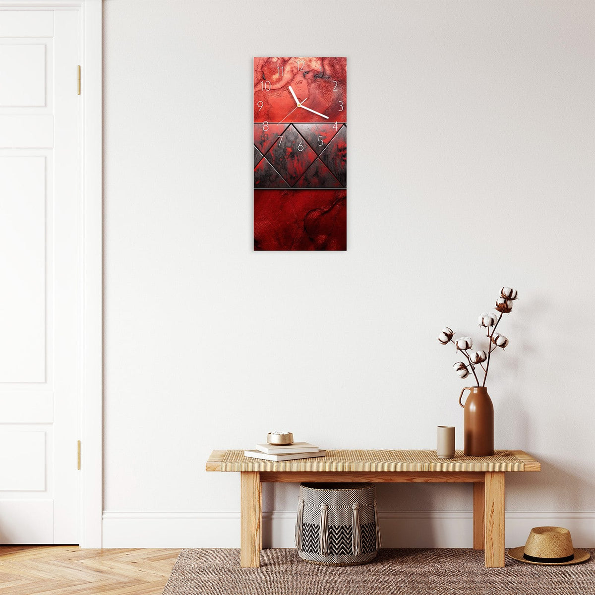 Wanduhr aus Glas im Hochformat Dreiecke auf Rotmarmor mit Ziffernblatt Elegant über einer Holzbank im Flur