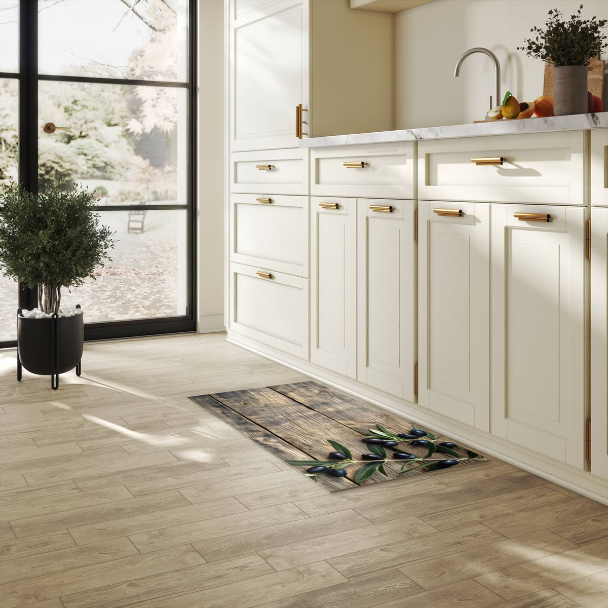 Langlebiger Küchenläufer mit Motiv Holztisch mit Oliven in heller Küche