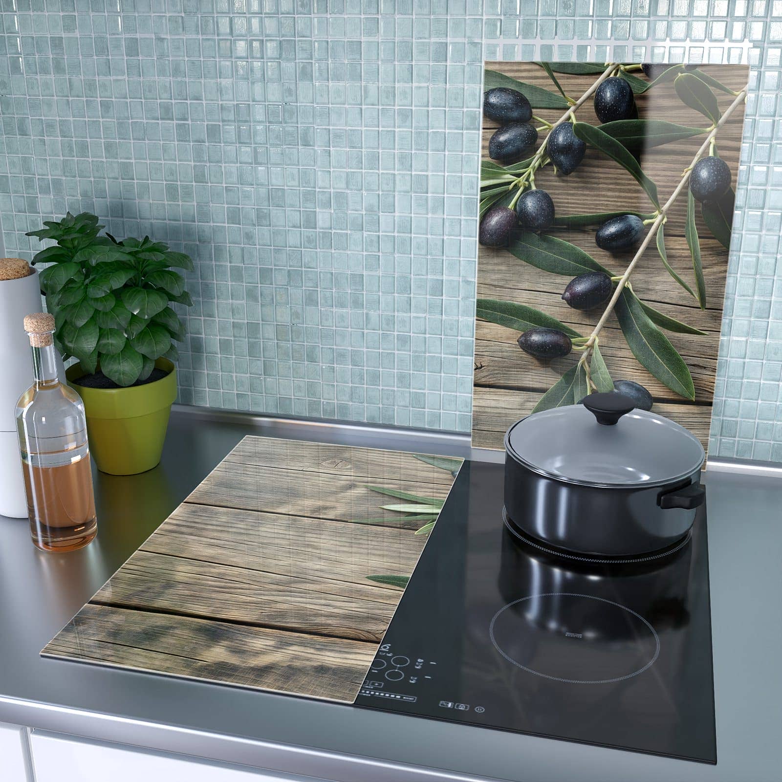 2-teilige Herdabdeckung für Induktionsfeld mit Holztisch mit Oliven-Motiv als Spritzschutz hinter dem Kochfeld