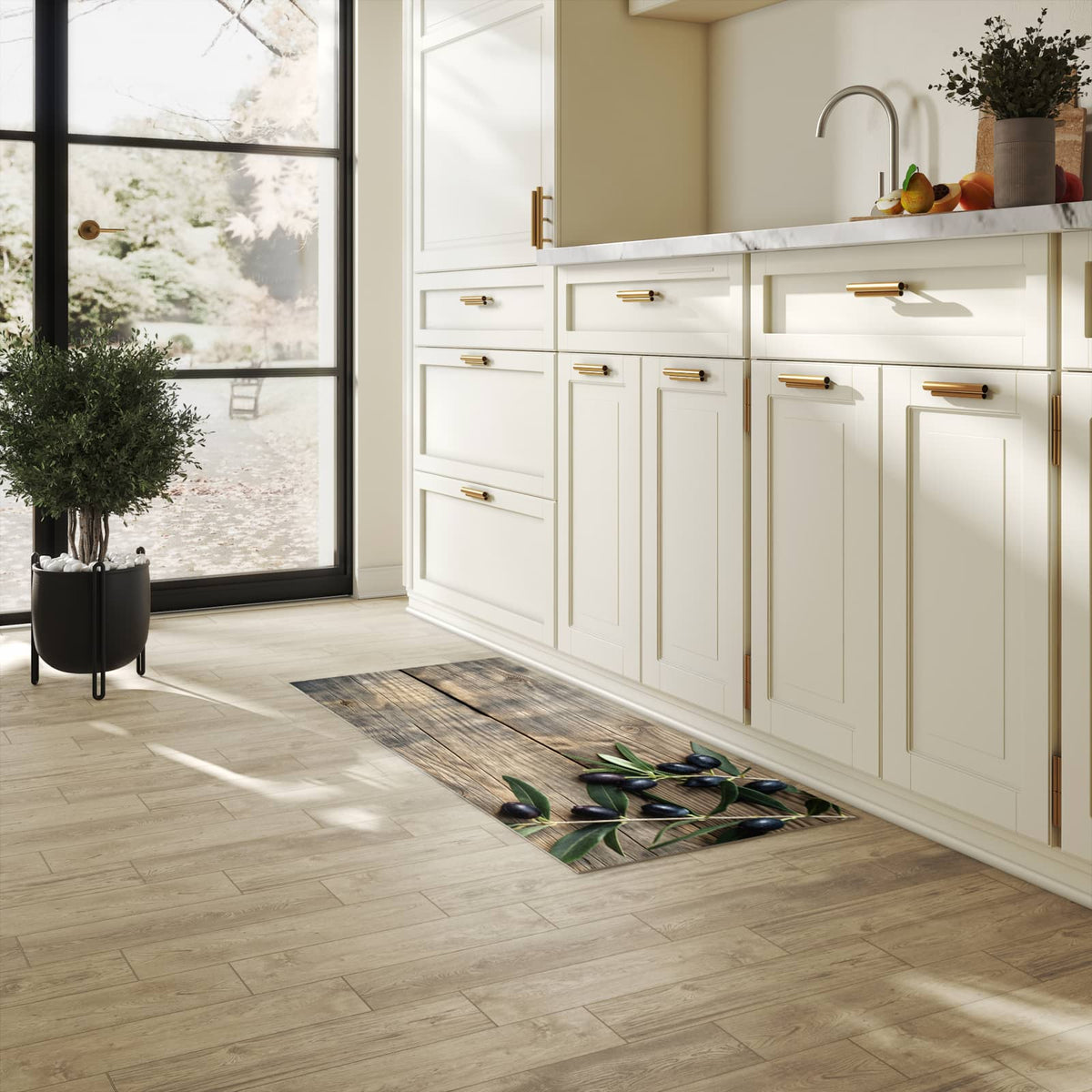 Rutschfester Küchenteppich mit Motiv Holztisch mit Oliven in heller Küche