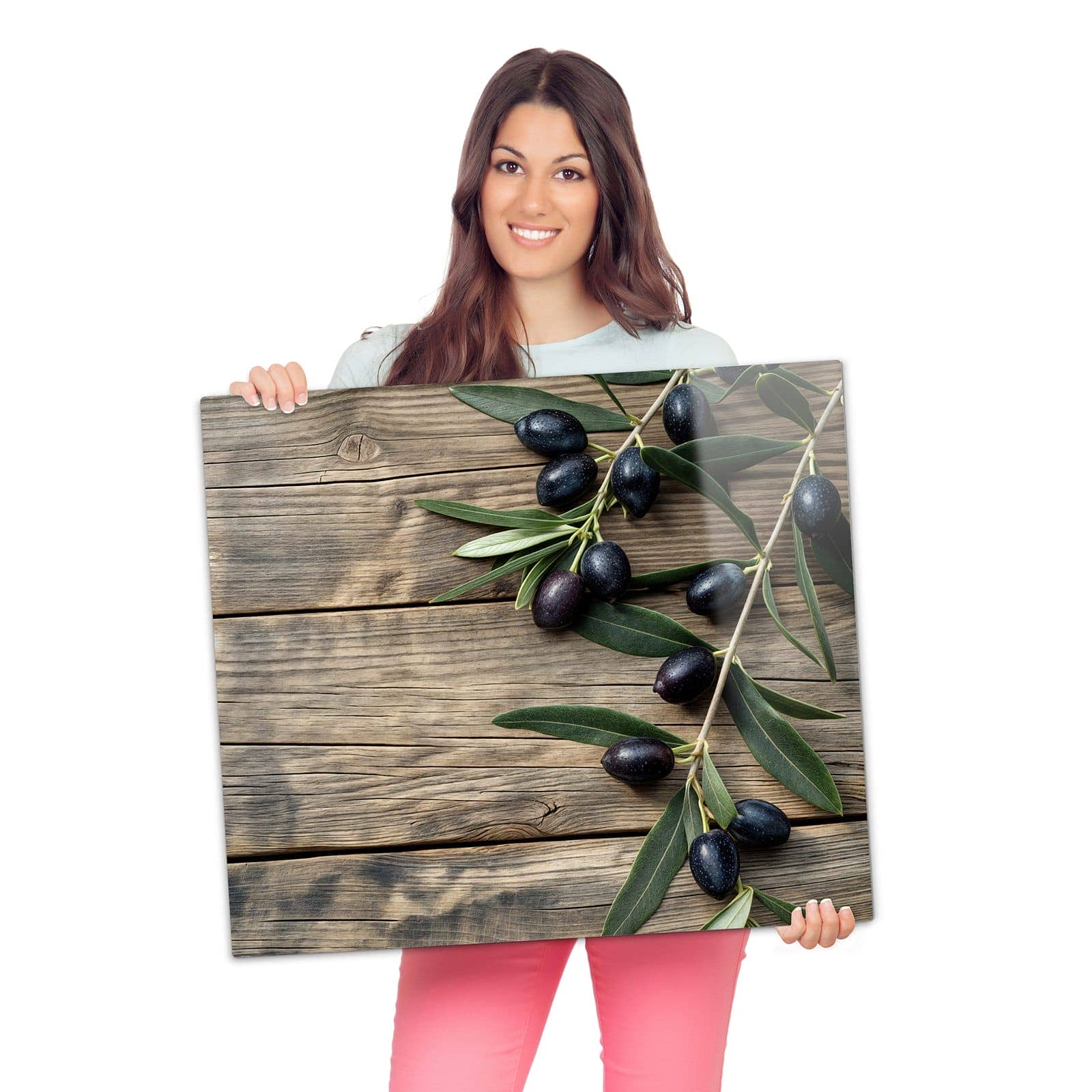 Herdabdeckplatte mit Holztisch mit Oliven-Motiv wird zur Größendarstellung gehalten