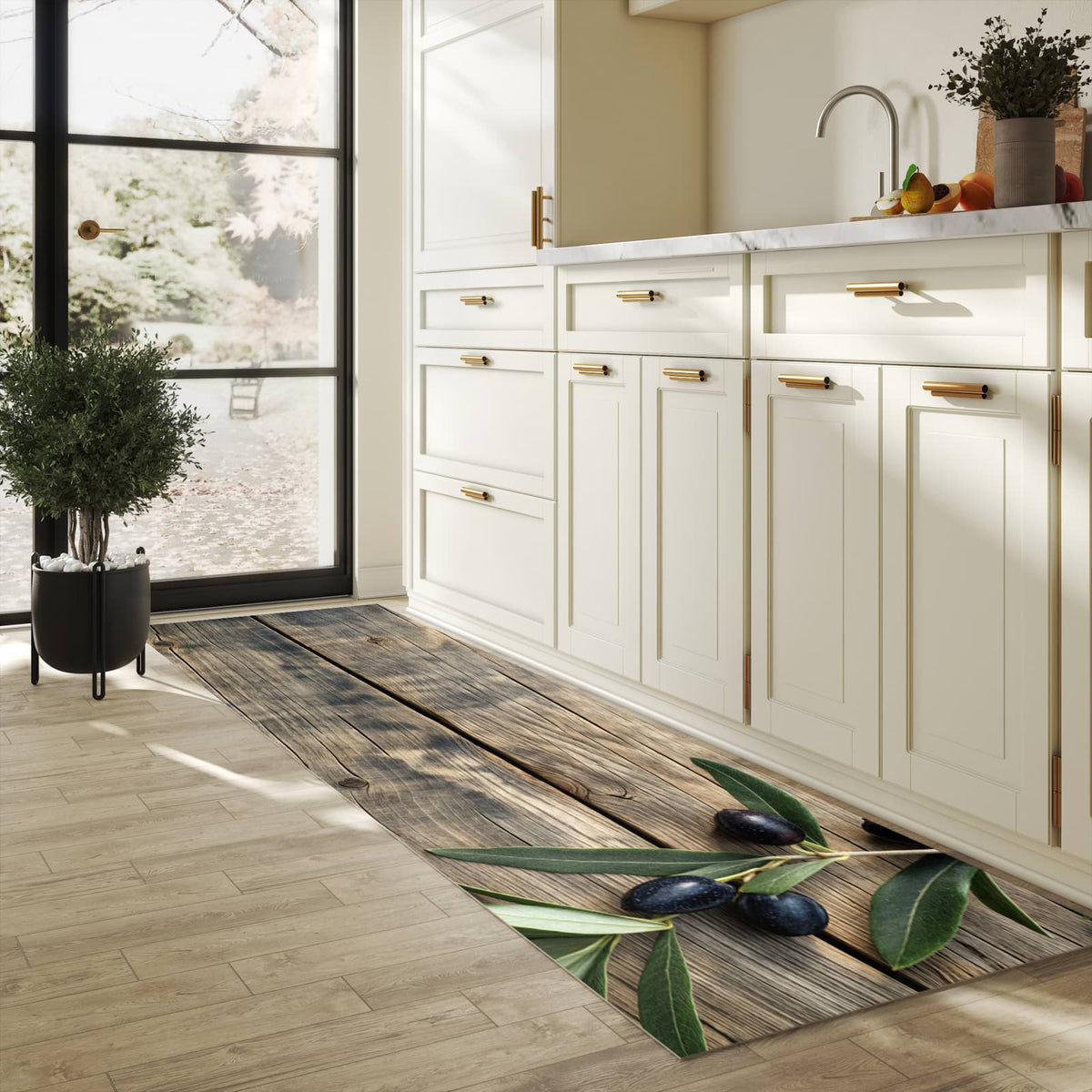 Geräuschdämpfender Küchenläufer mit Motiv Holztisch mit Oliven in heller Küche