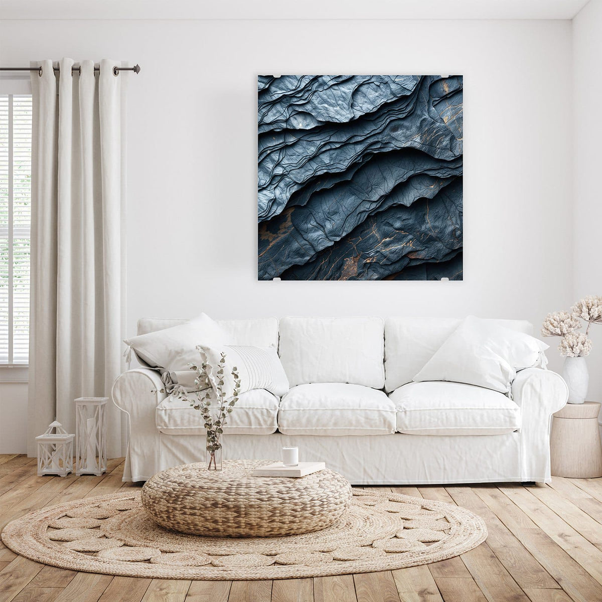 Glasbild Blaue Gesteinsschichten an der Wand – Übereinander geschobene blaugraue Gesteinsschichten mit kupferfarbenen Adern