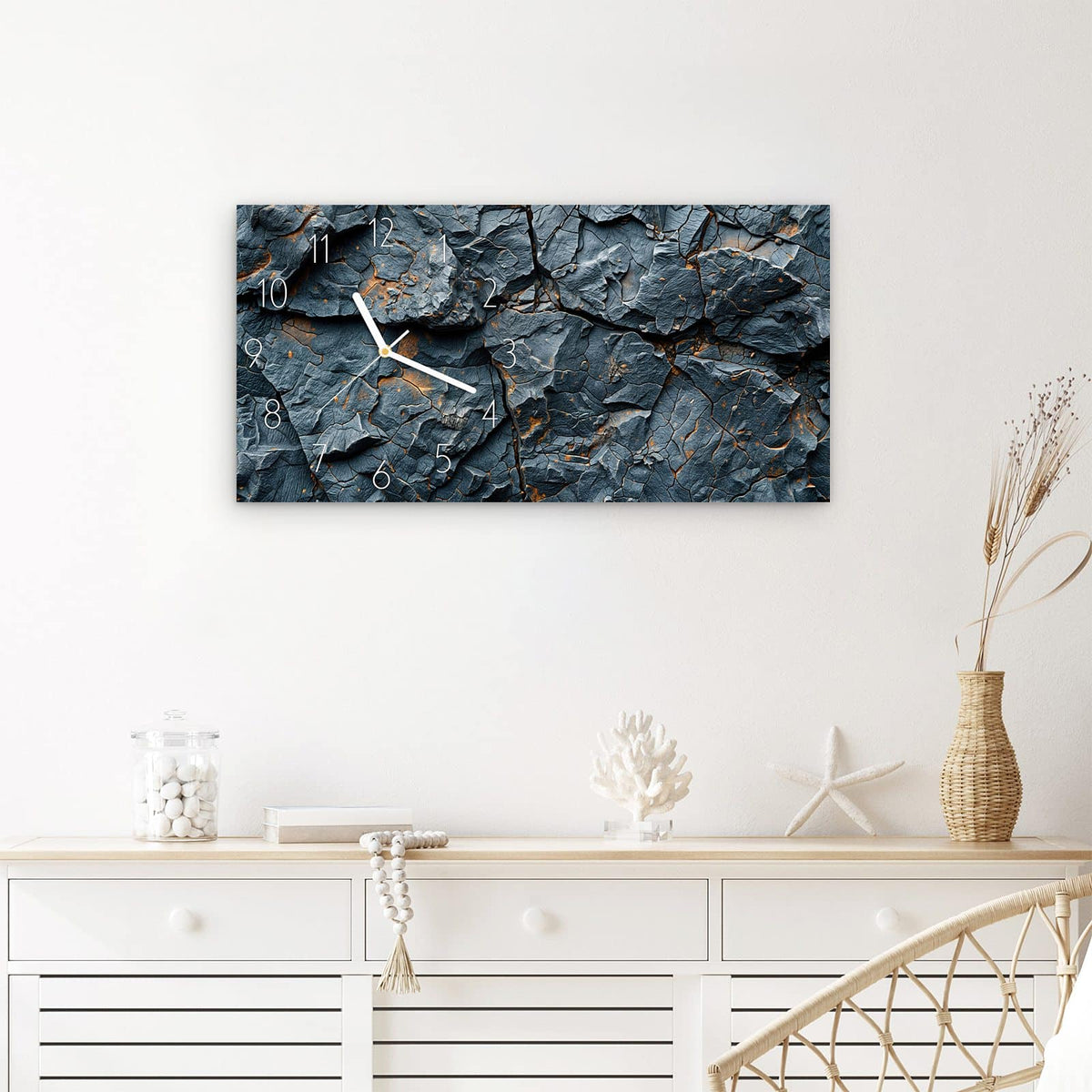 Wanduhr Gesteinsformation aus Glas – Querformat 60 × 30 cm – Zerklüfteter grauer Fels mit Rostakzenten